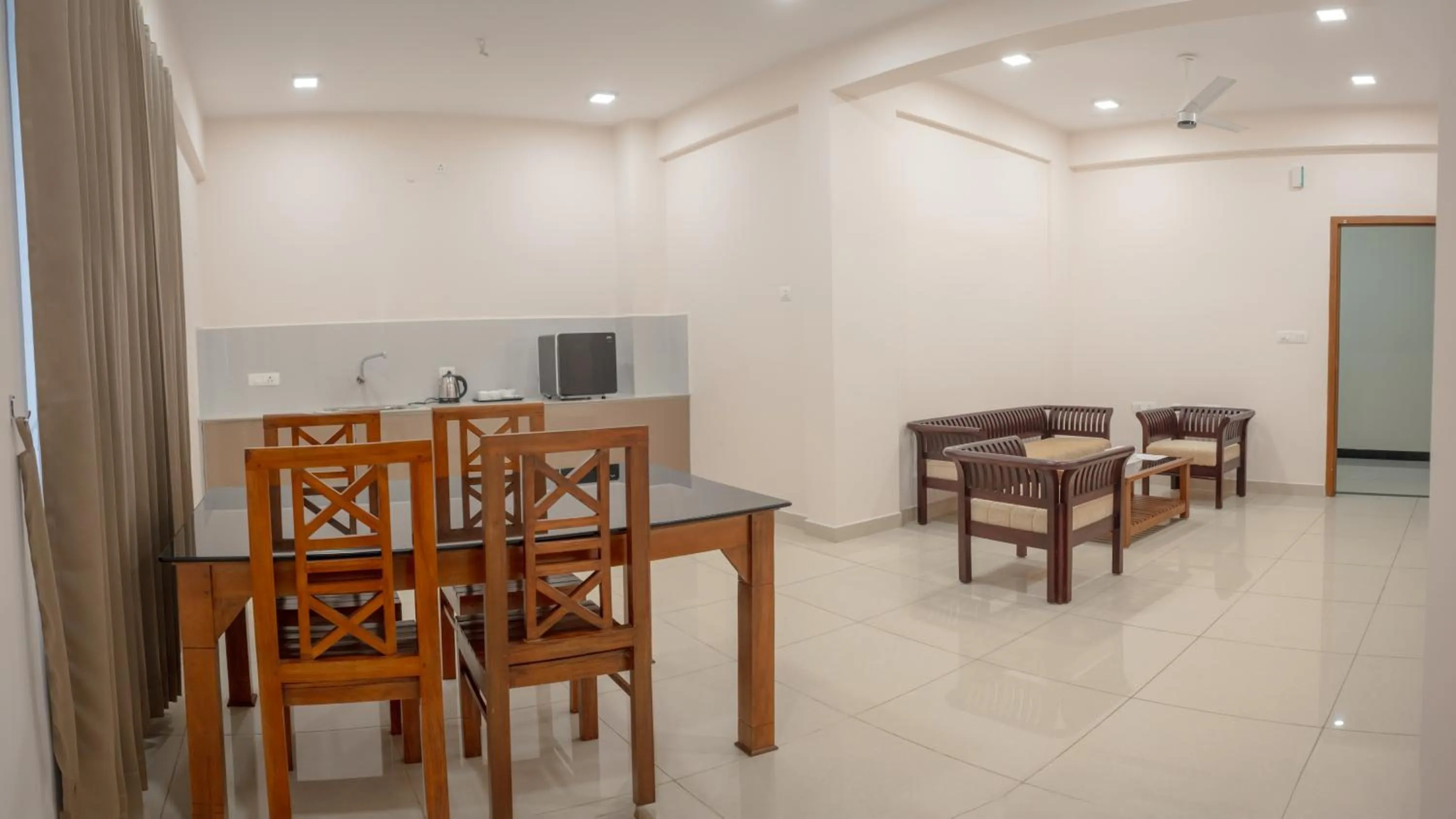 Dining area in Daffodils Luxury Airport Suites