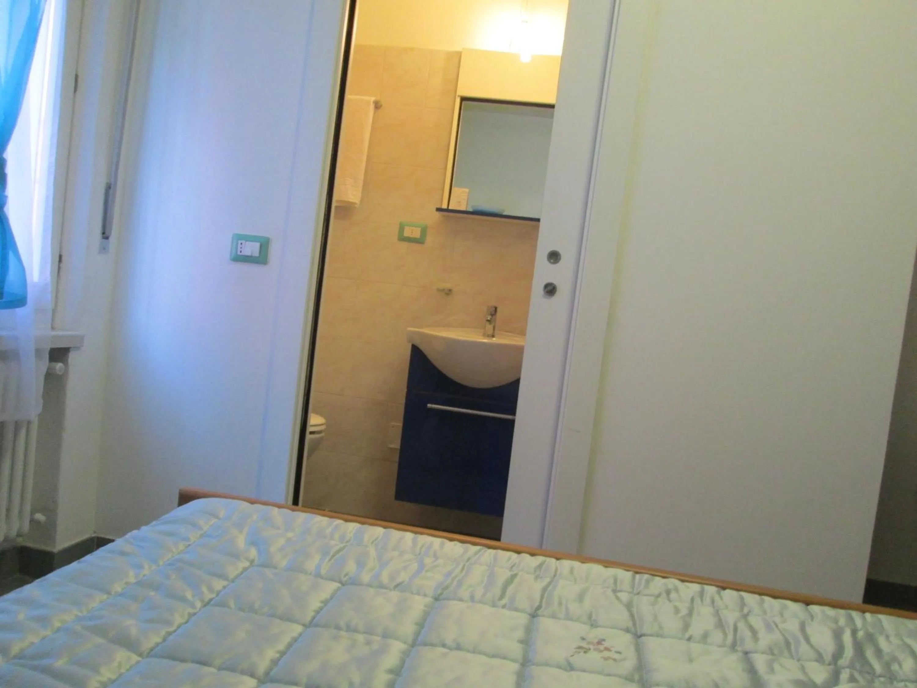 Toilet, Bed in B&B Trento Nord