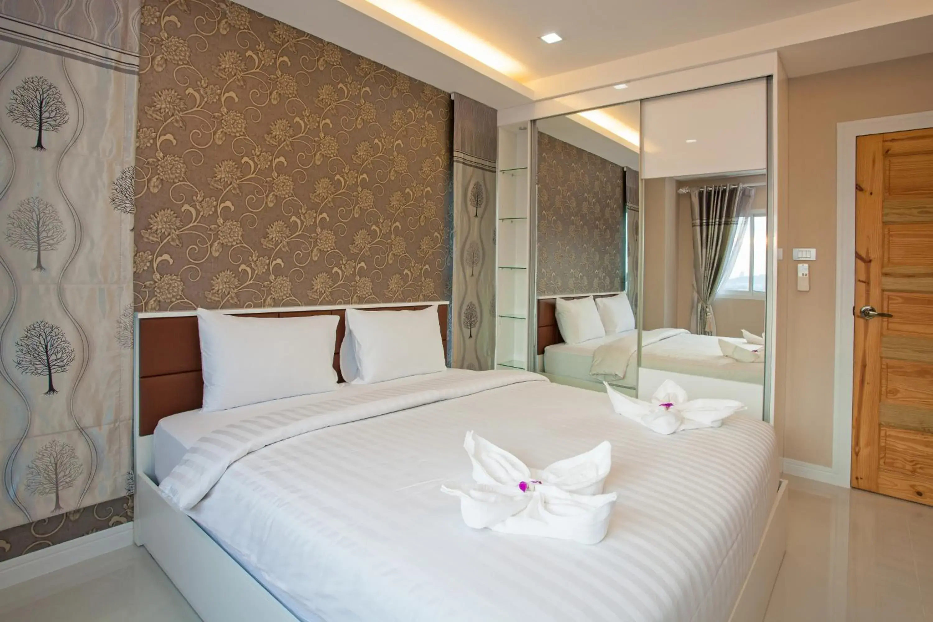 Deluxe Double Room with Balcony in ROYAL GRAND PATTAYA Deluxe Double Room with Balcony in ROYAL GRAND PATTAYA