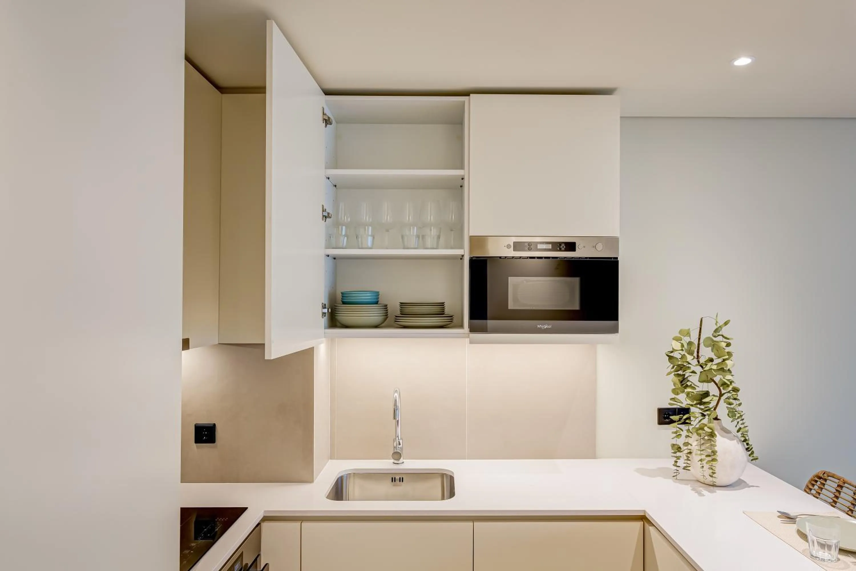 Kitchen or kitchenette in Blissful Suites Porto by gaiarooms