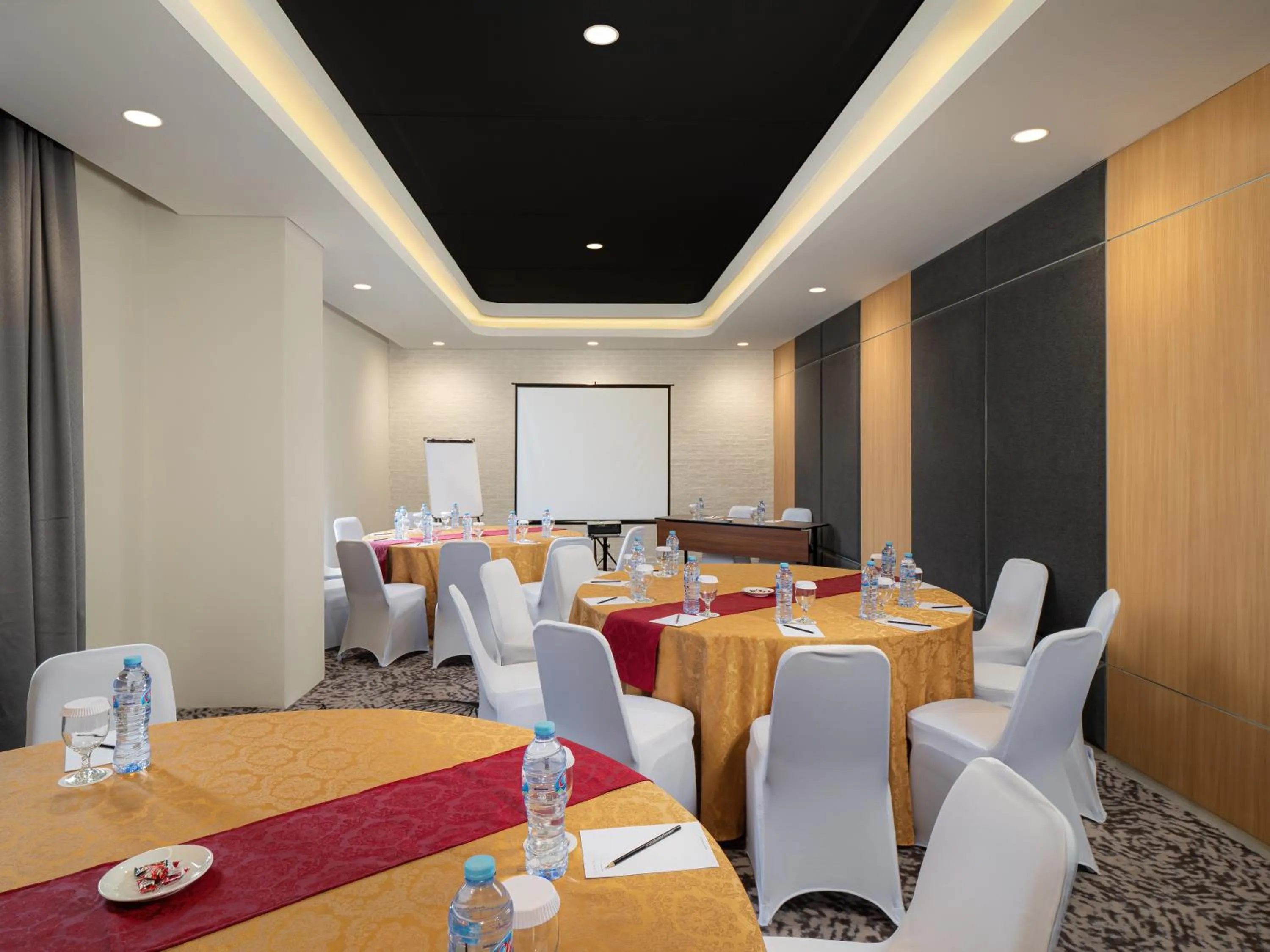 Meeting/conference room in Luminor Hotel Padjadjaran Bogor by WH