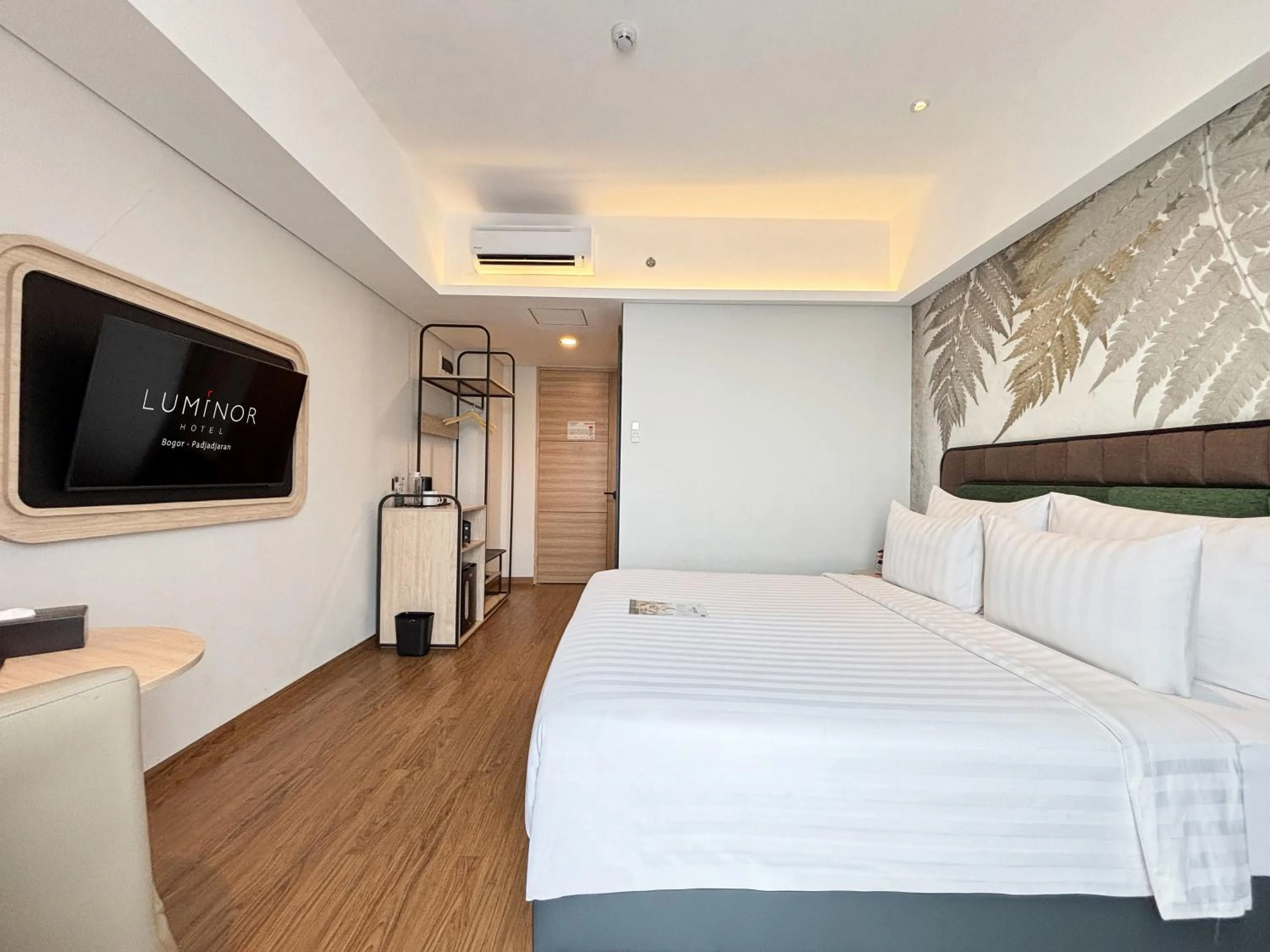 TV and multimedia, Bed in Luminor Hotel Padjadjaran Bogor by WH