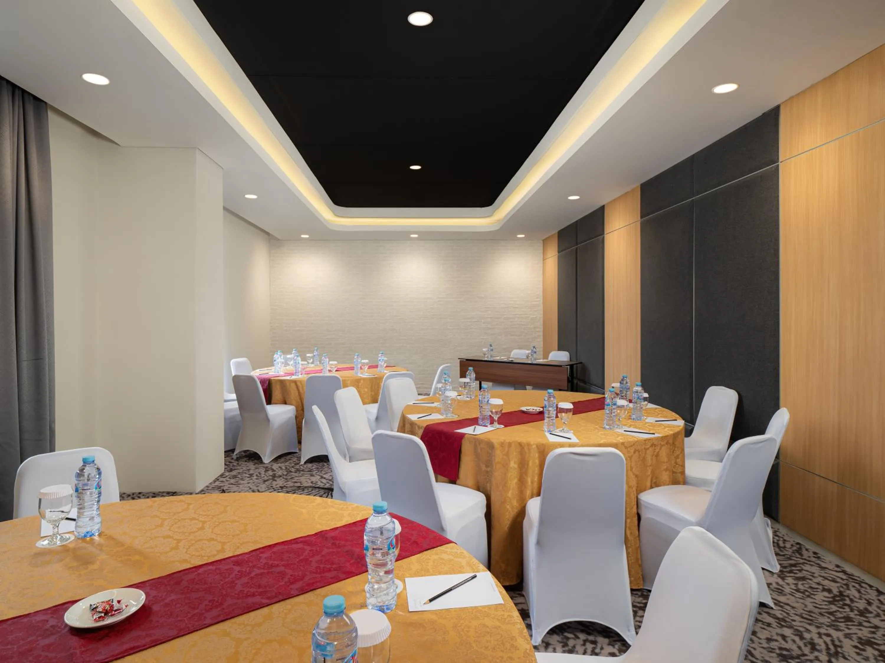 Meeting/conference room in Luminor Hotel Padjadjaran Bogor by WH