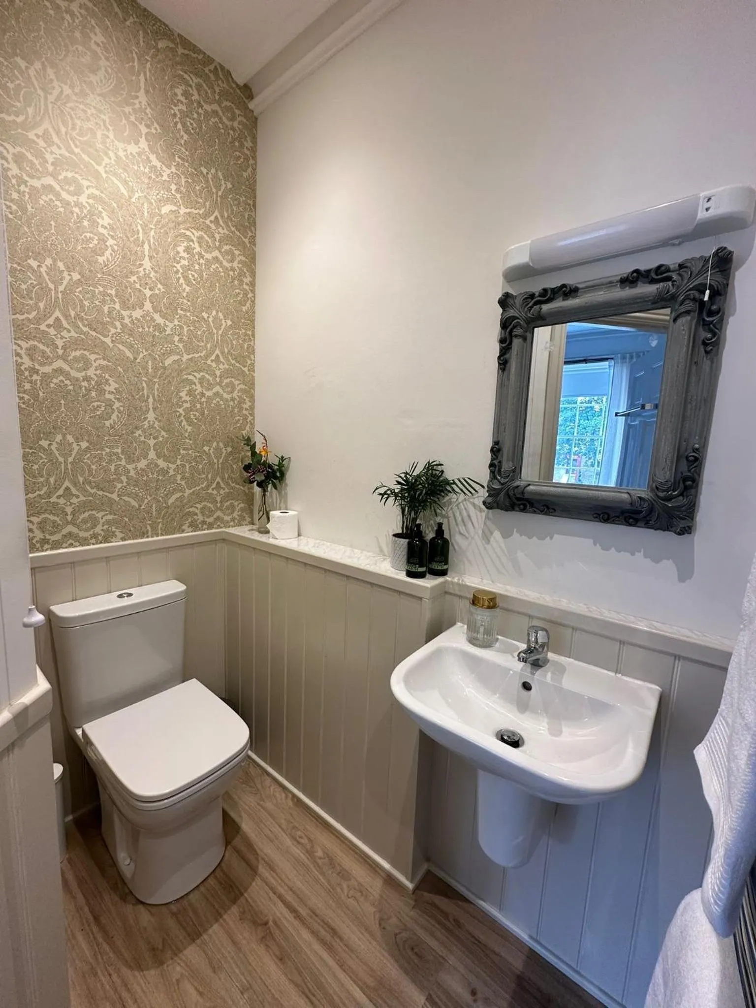 The Victoria Hotel,Bar,Bistro