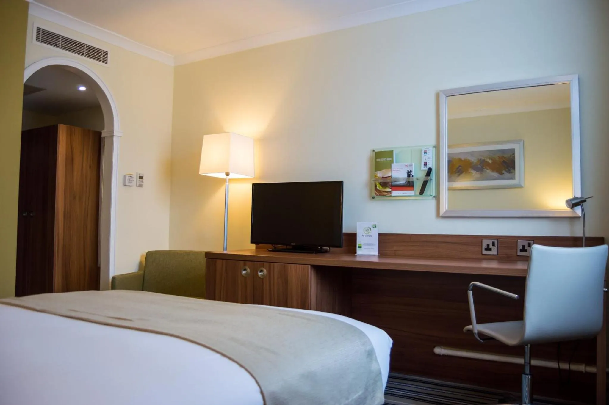 Photo of the whole room, Bed in Holiday Inn Leeds Garforth by IHG