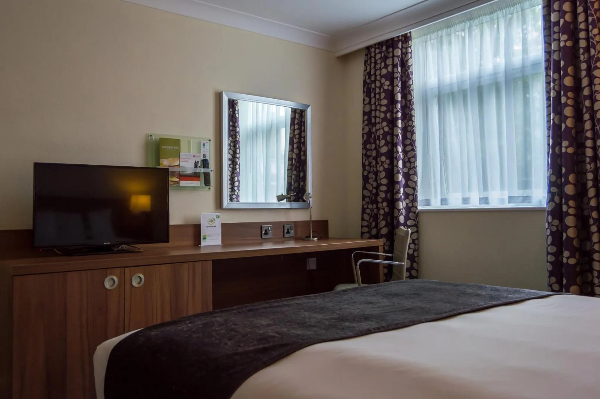 Photo of the whole room, Bed in Holiday Inn Leeds Garforth by IHG