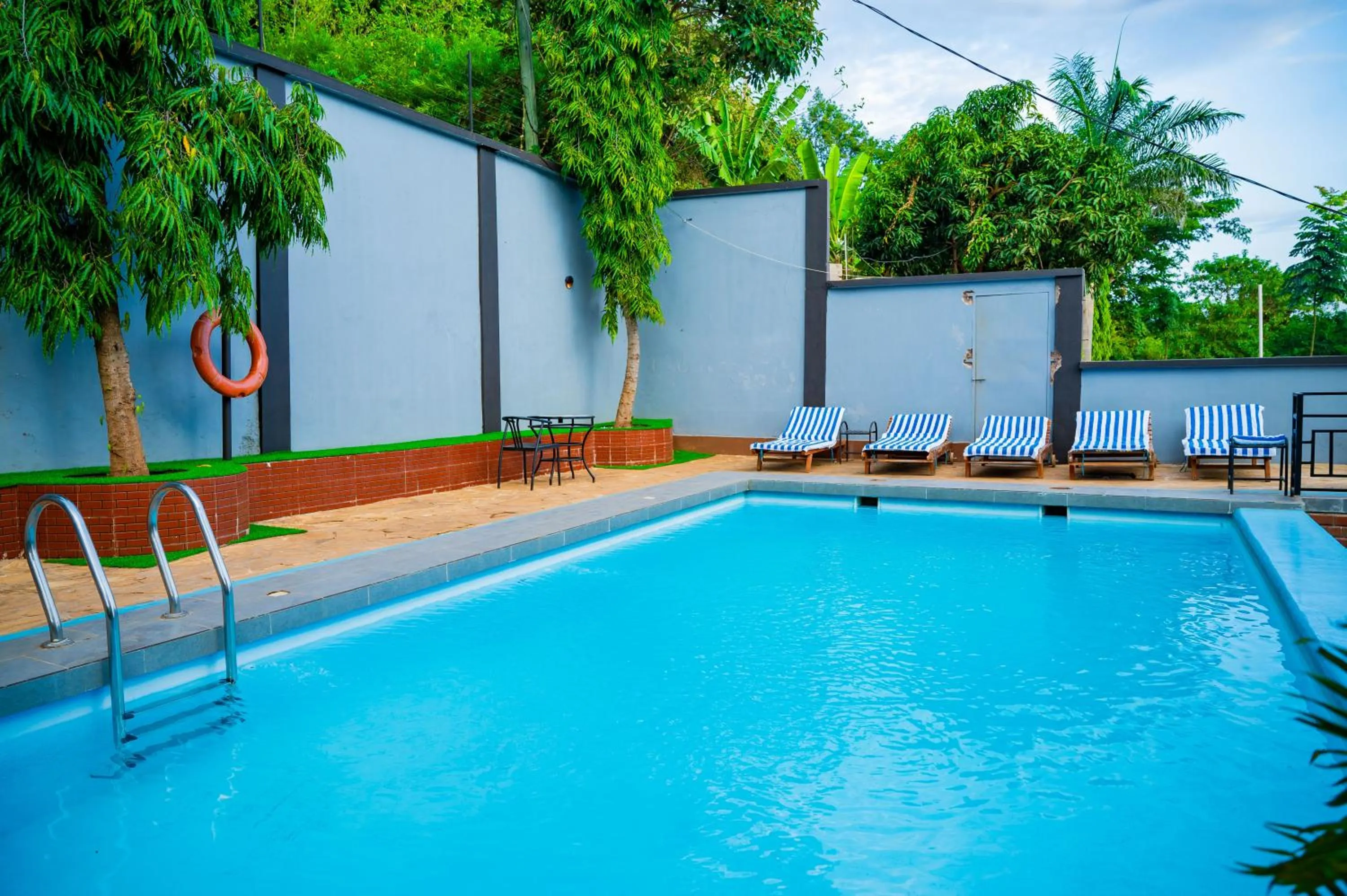 Swimming pool in Greenside Hotel