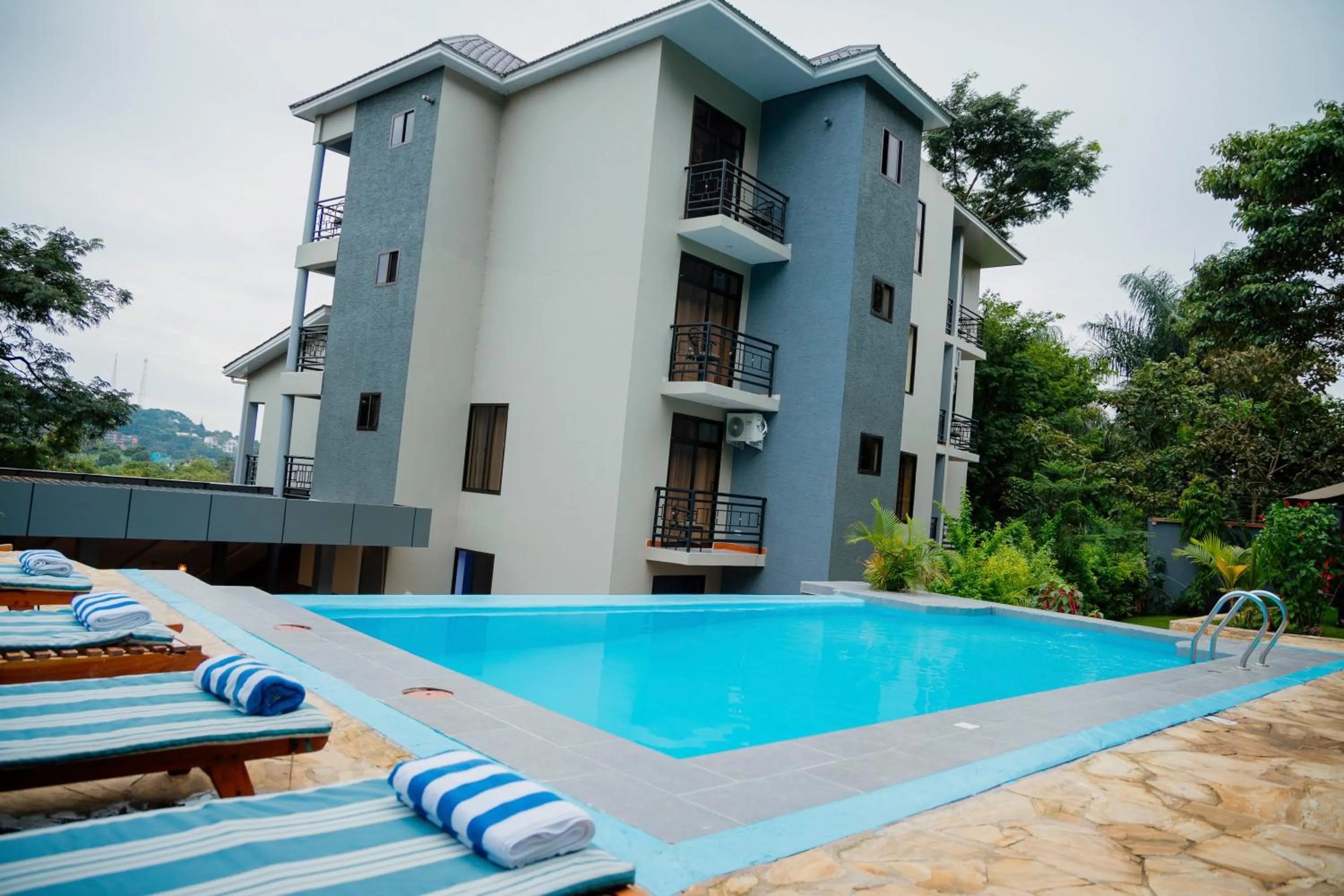 Swimming pool in Greenside Hotel