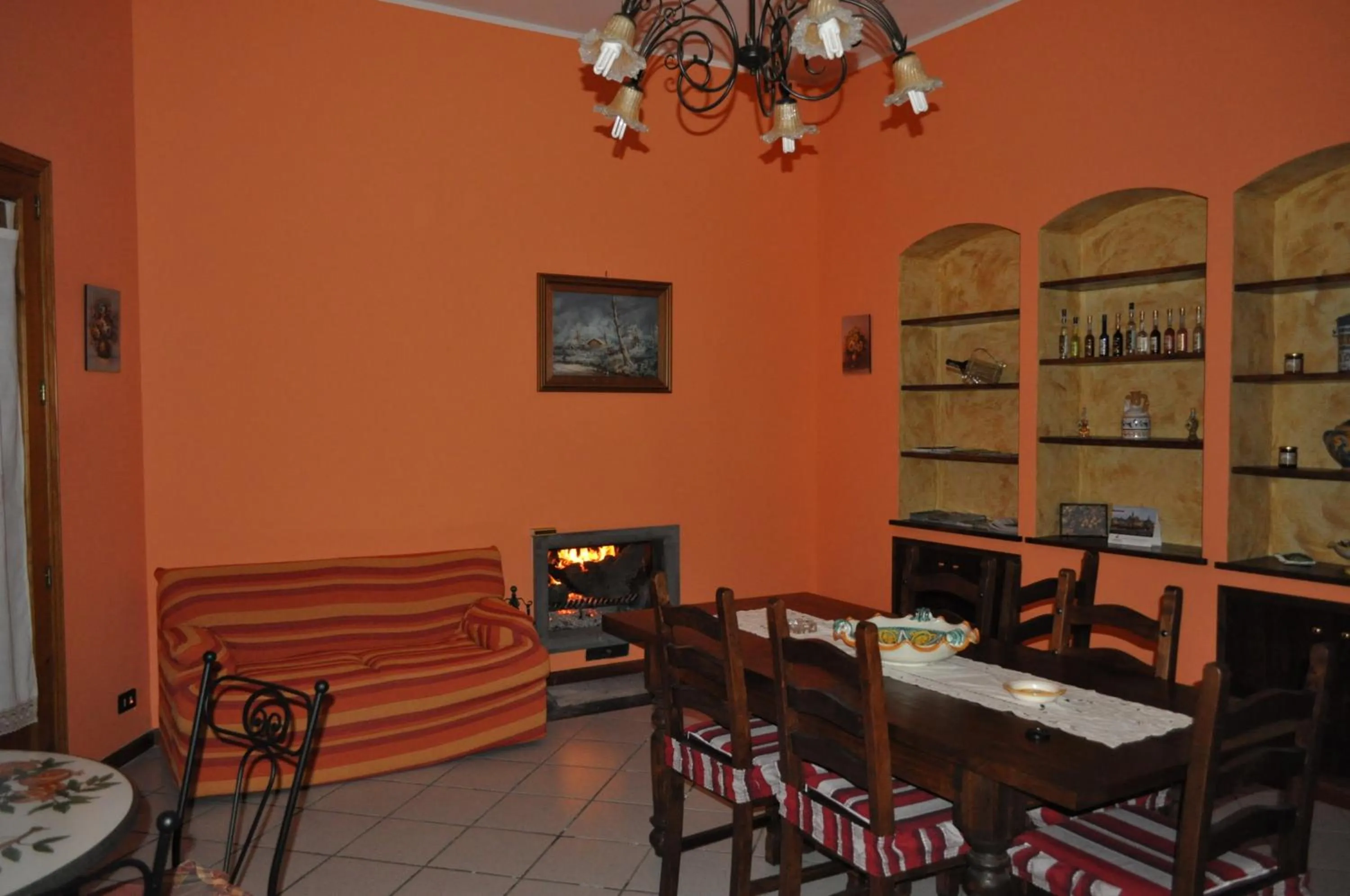 Communal lounge/ TV room in B&B Villa Dagala