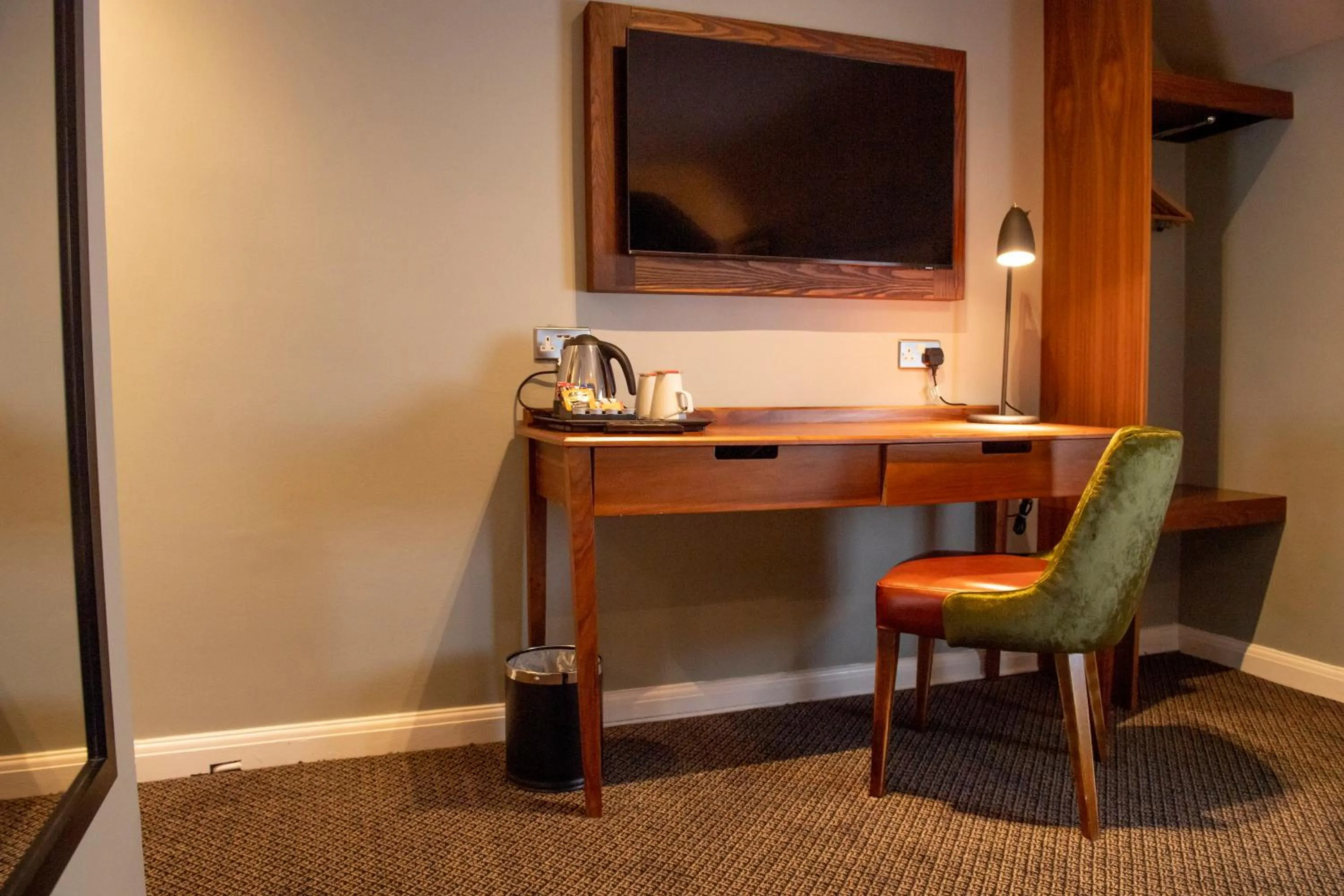 TV and multimedia in The White Hart by Innkeeper's Collection