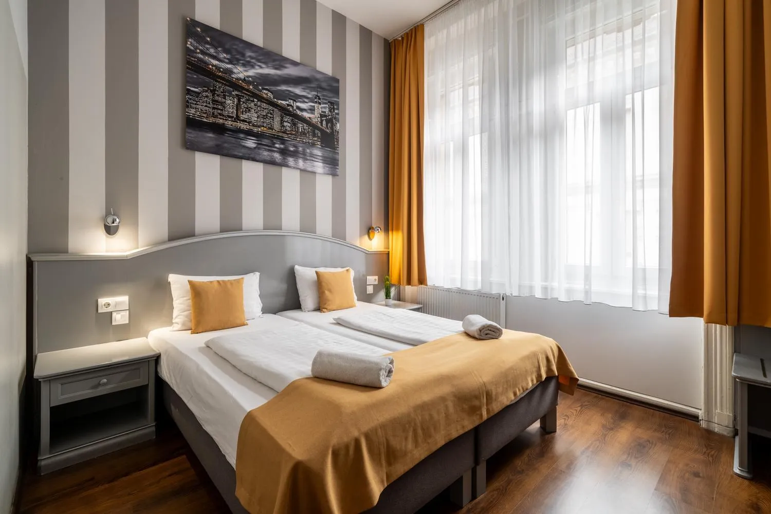 Photo of the whole room, Bed in Full Moon Budapest