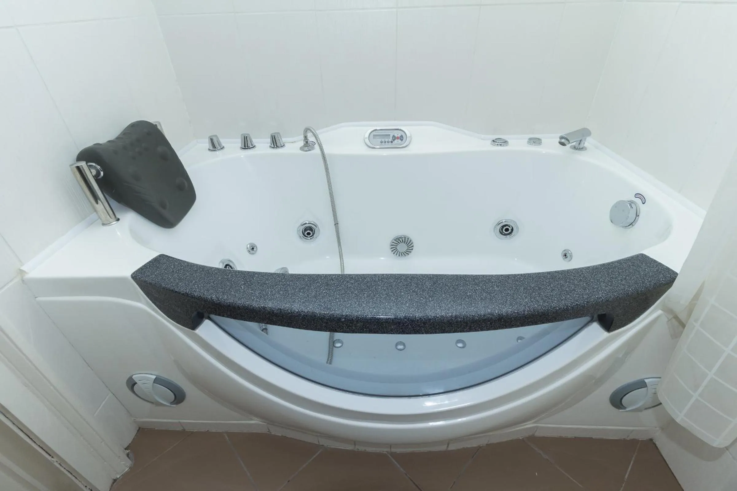 Hot Tub in Budapest Bed and Breakfast