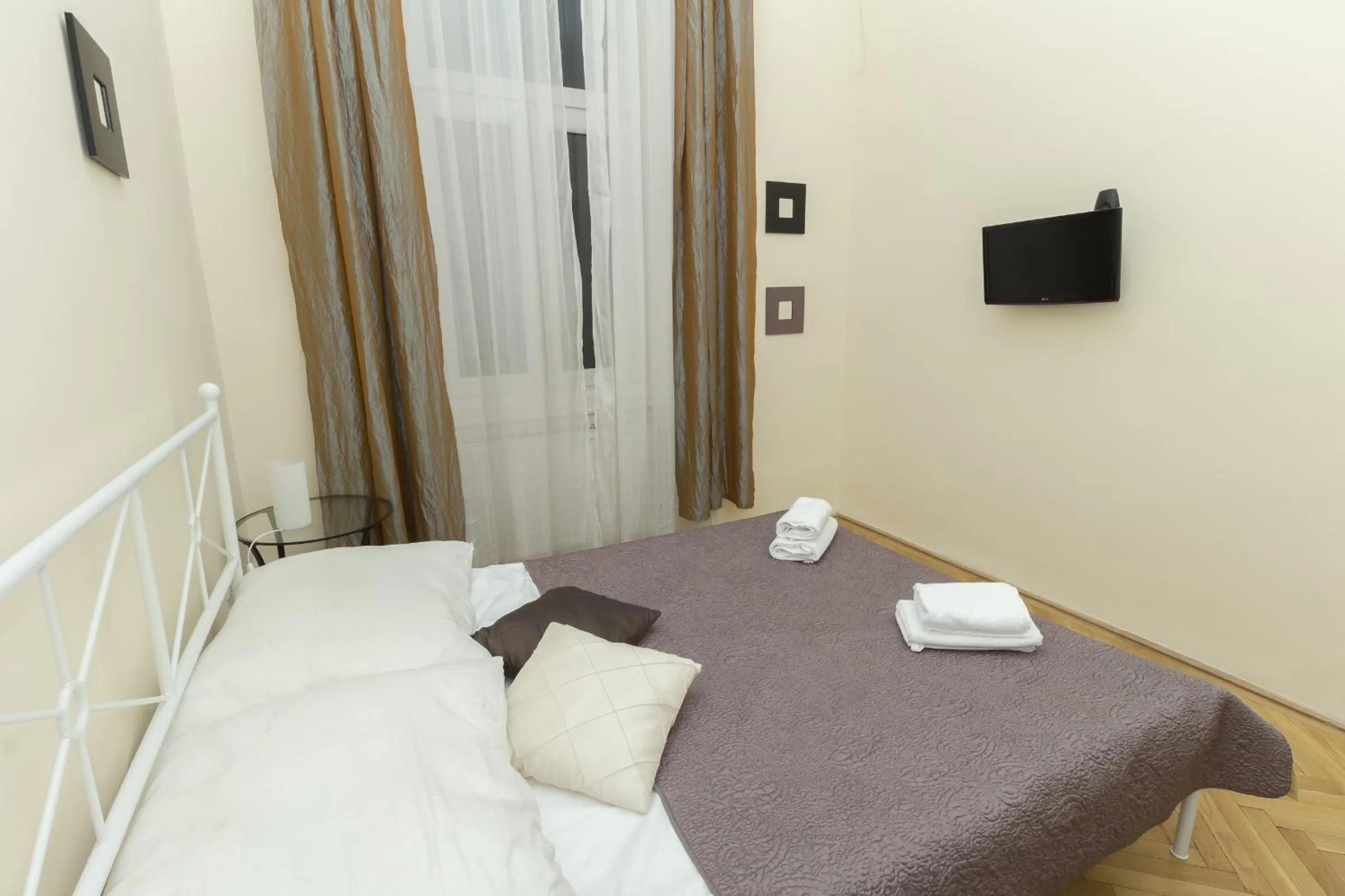 Photo of the whole room, Bed in Budapest Bed and Breakfast