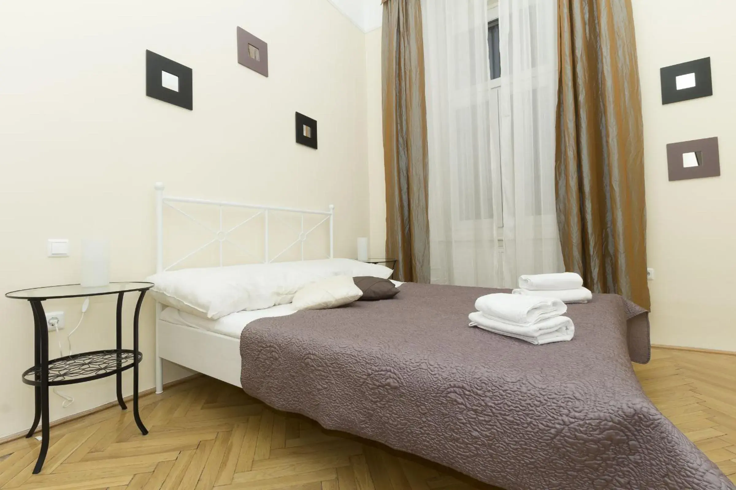 Standard Double Room with Bath in Budapest Bed and Breakfast Standard Double Room with Bath in Budapest Bed and Breakfast