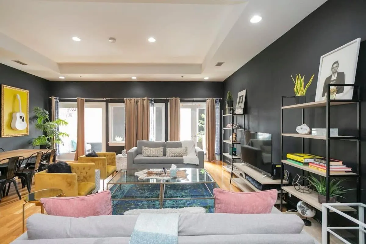 Bed in Grand Loft ON THEE Broadway Strip