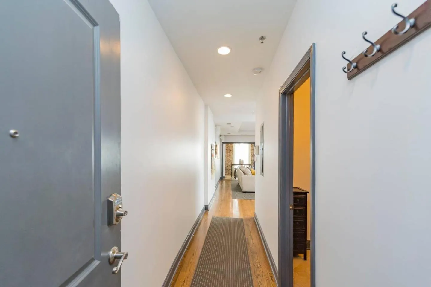 Spacious Penthouse ON the Broadway Strip