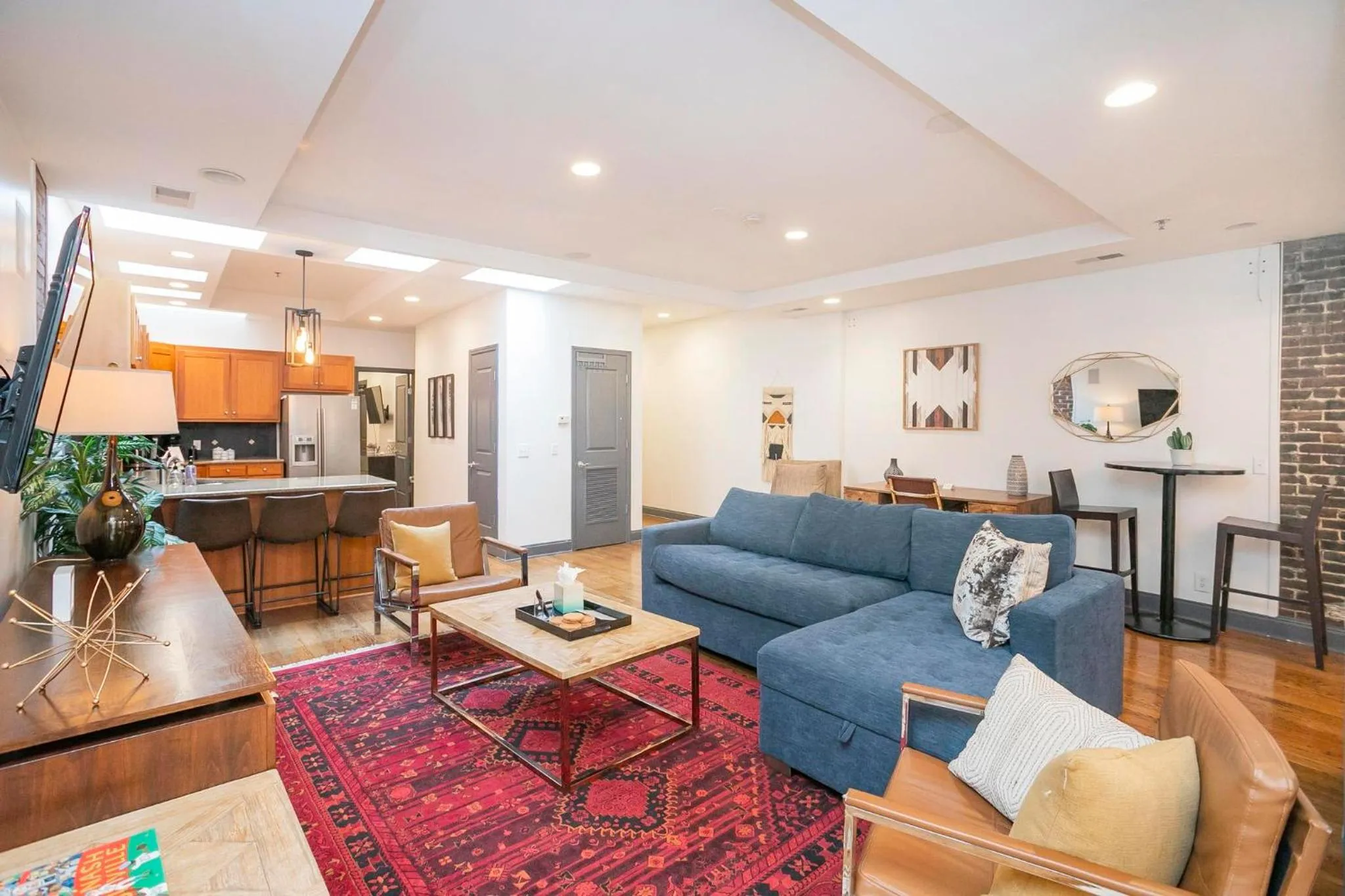 Spacious Penthouse ON the Broadway Strip