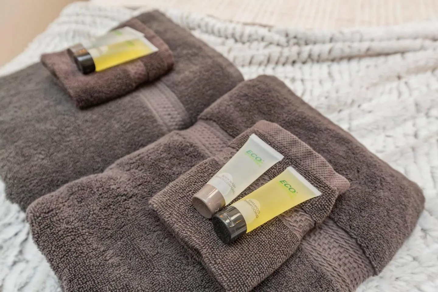 Bed in Spacious Penthouse ON the Broadway Strip