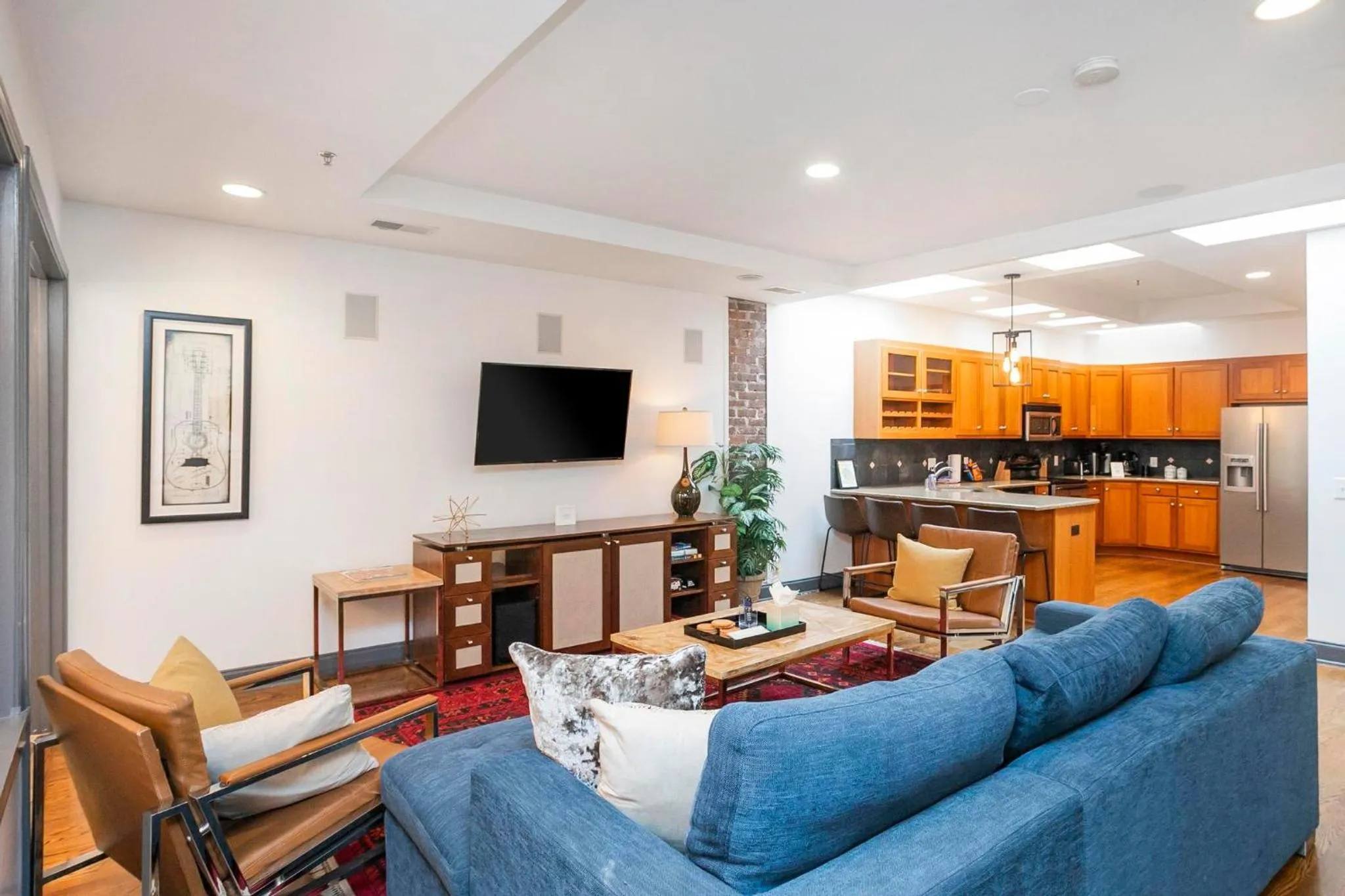 Spacious Penthouse ON the Broadway Strip