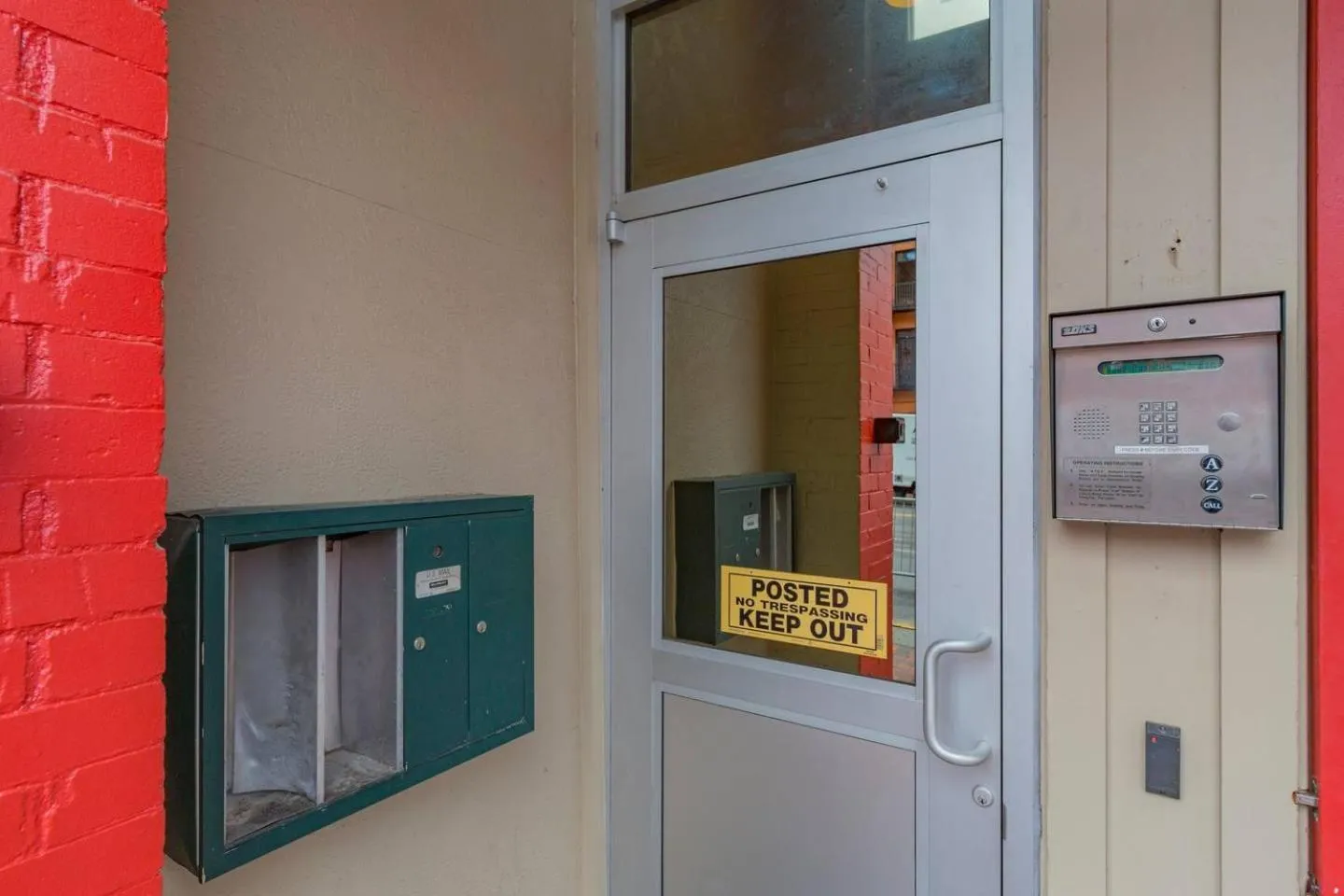 Spacious Penthouse ON the Broadway Strip