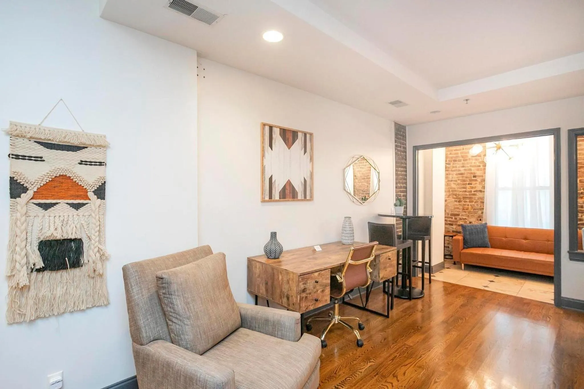 Spacious Penthouse ON the Broadway Strip