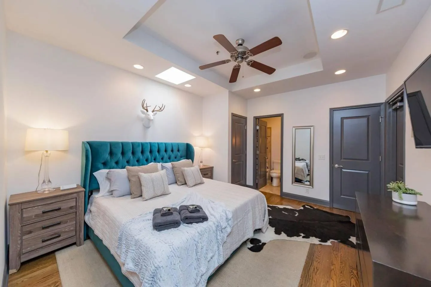 Bed in Spacious Penthouse ON the Broadway Strip