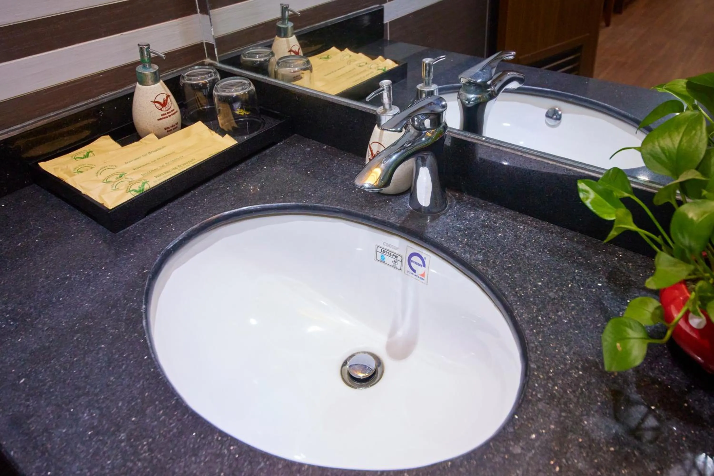 Shower in Gieng Ngoc Sea moutain View Cat Ba