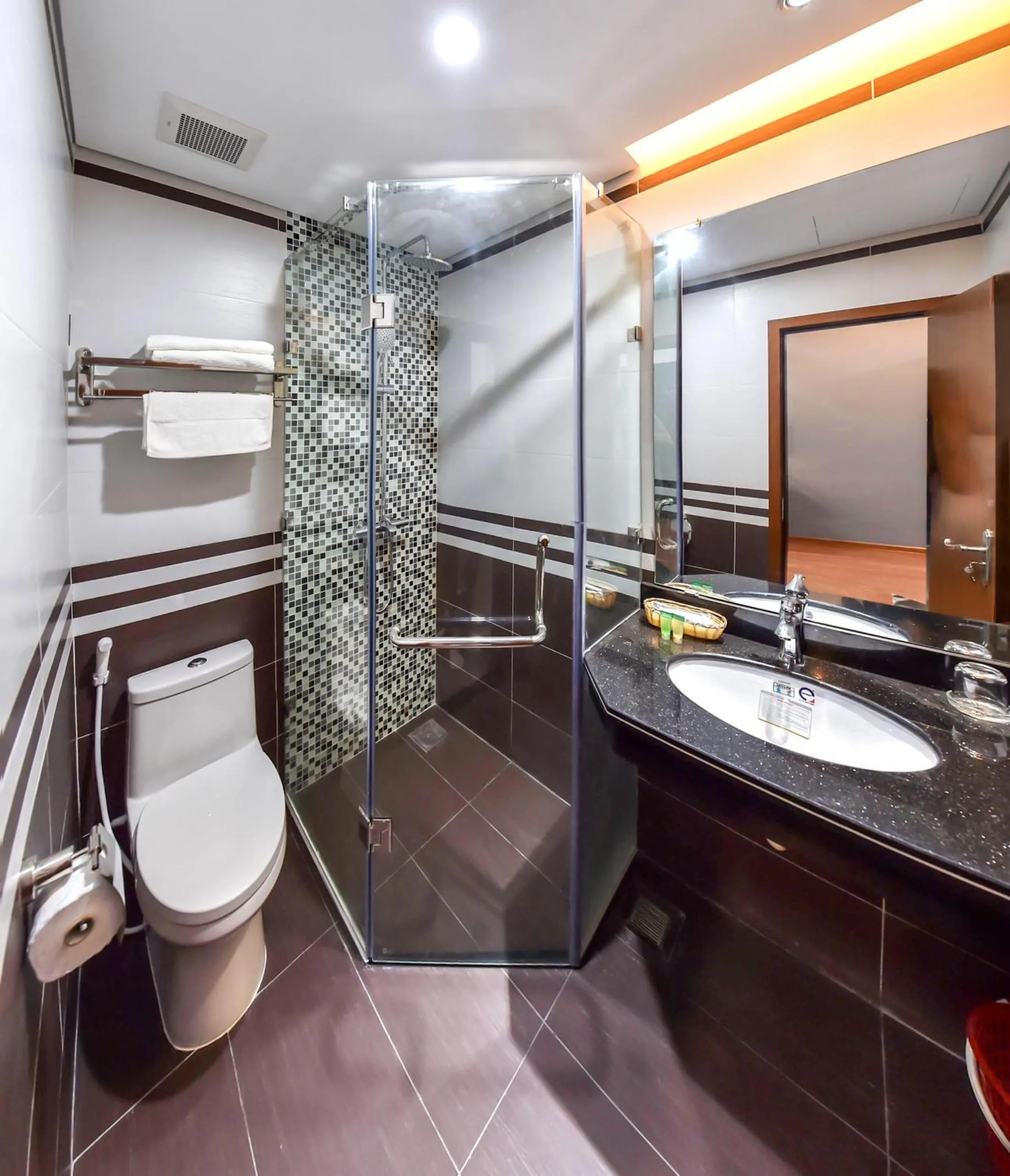 Shower in Gieng Ngoc Sea moutain View Cat Ba