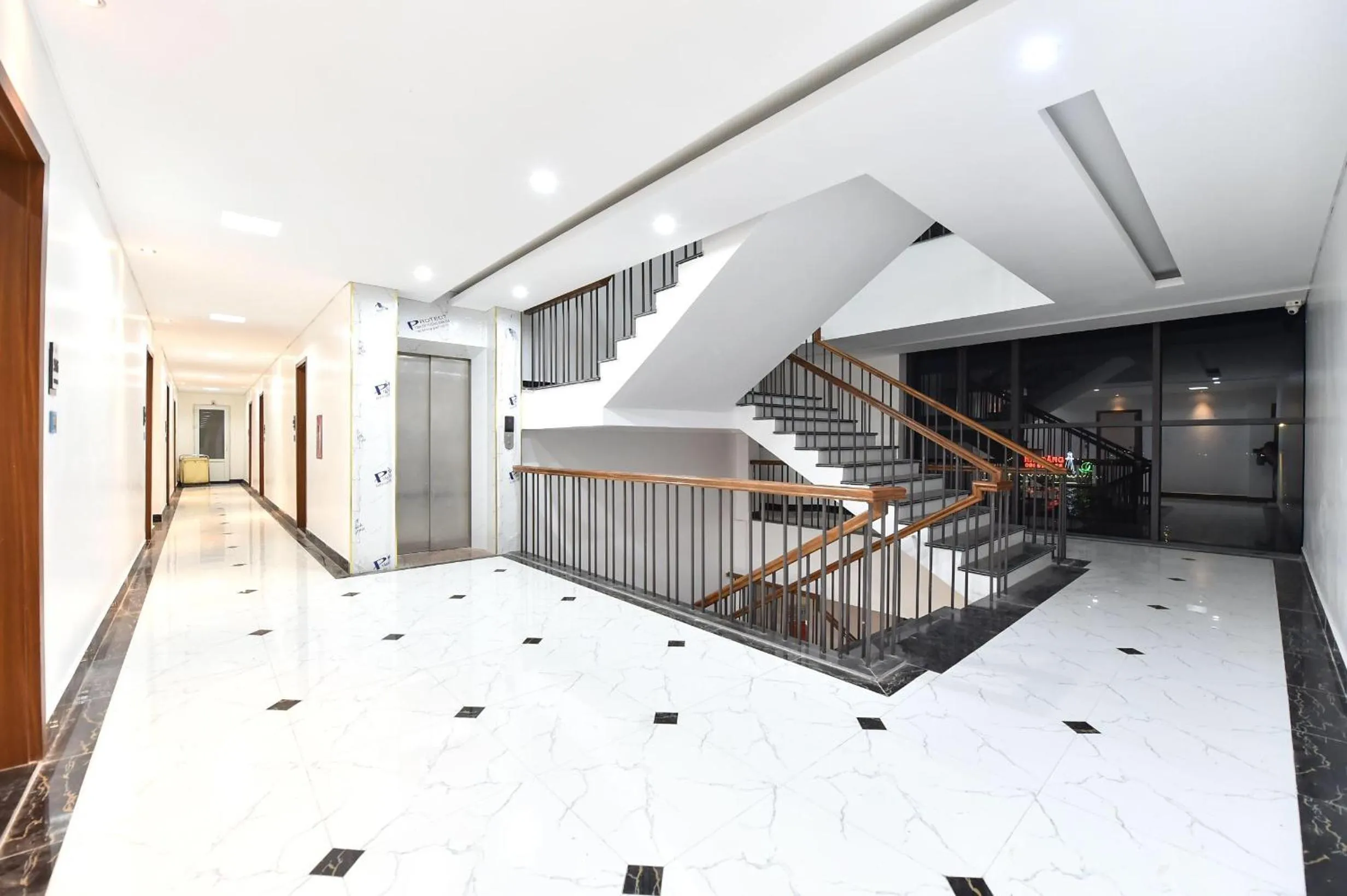 elevator in Gieng Ngoc Sea moutain View Cat Ba