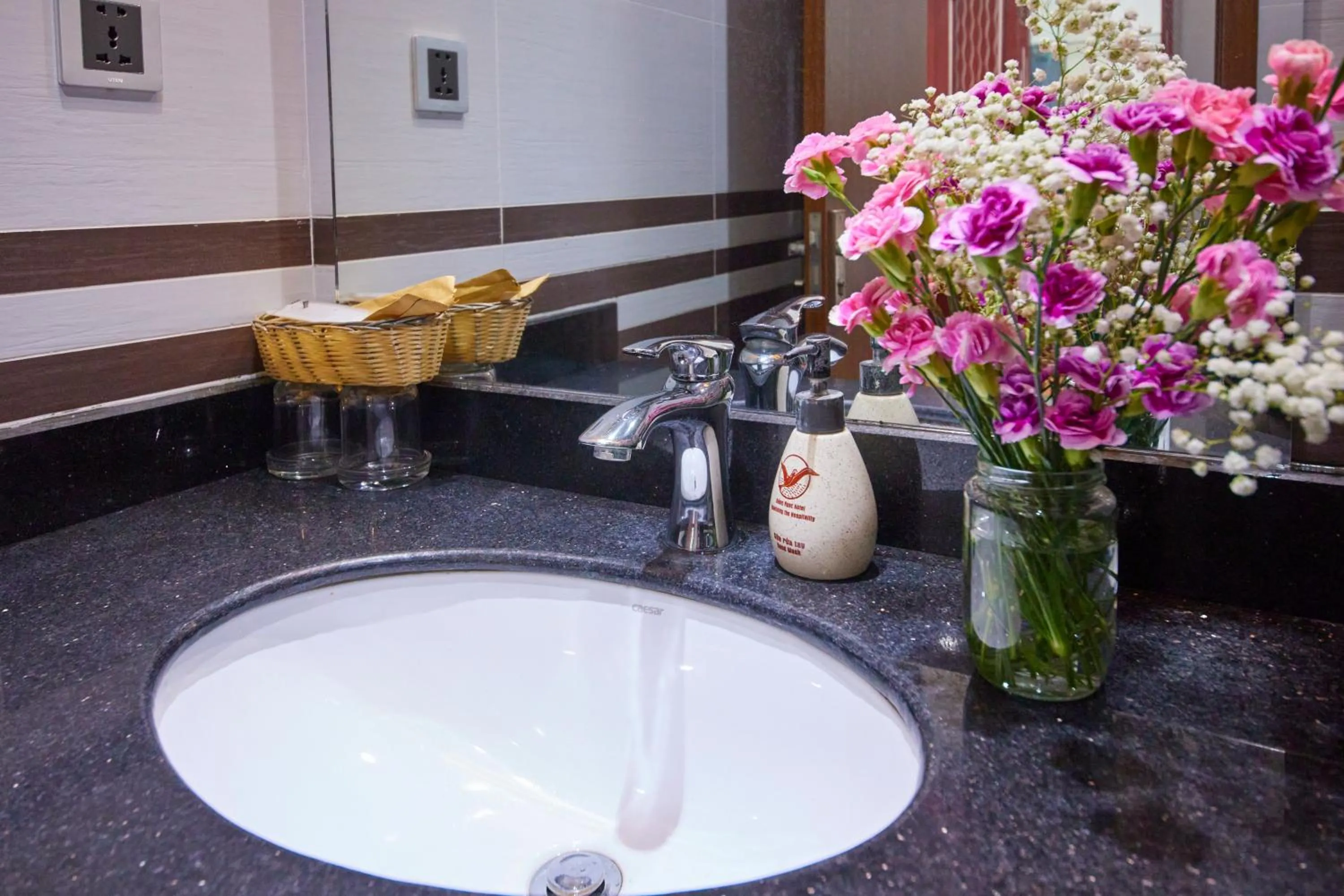 Shower in Gieng Ngoc Sea moutain View Cat Ba