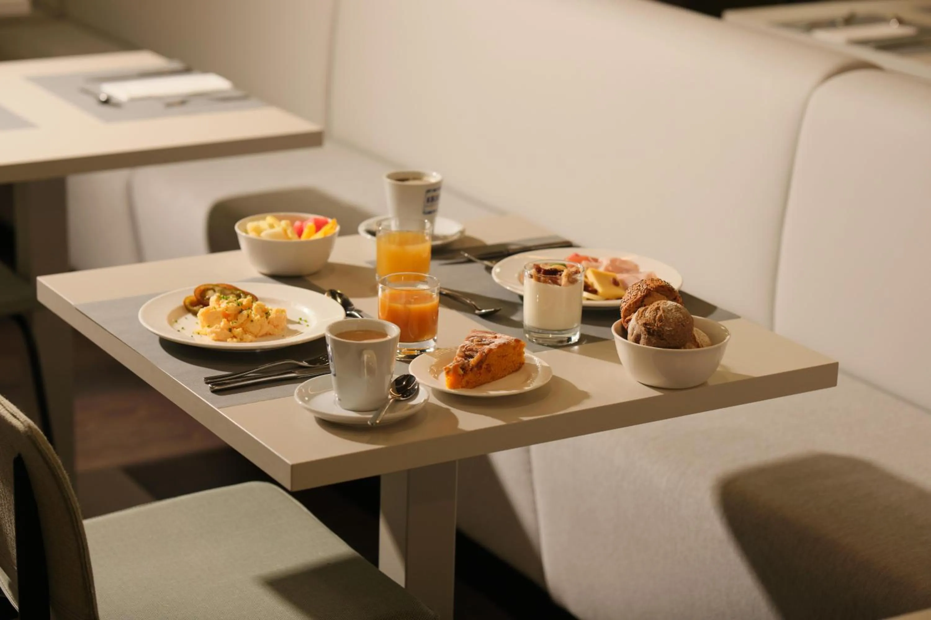 Restaurant/places to eat in 1881 Madrid Ventas Hotel