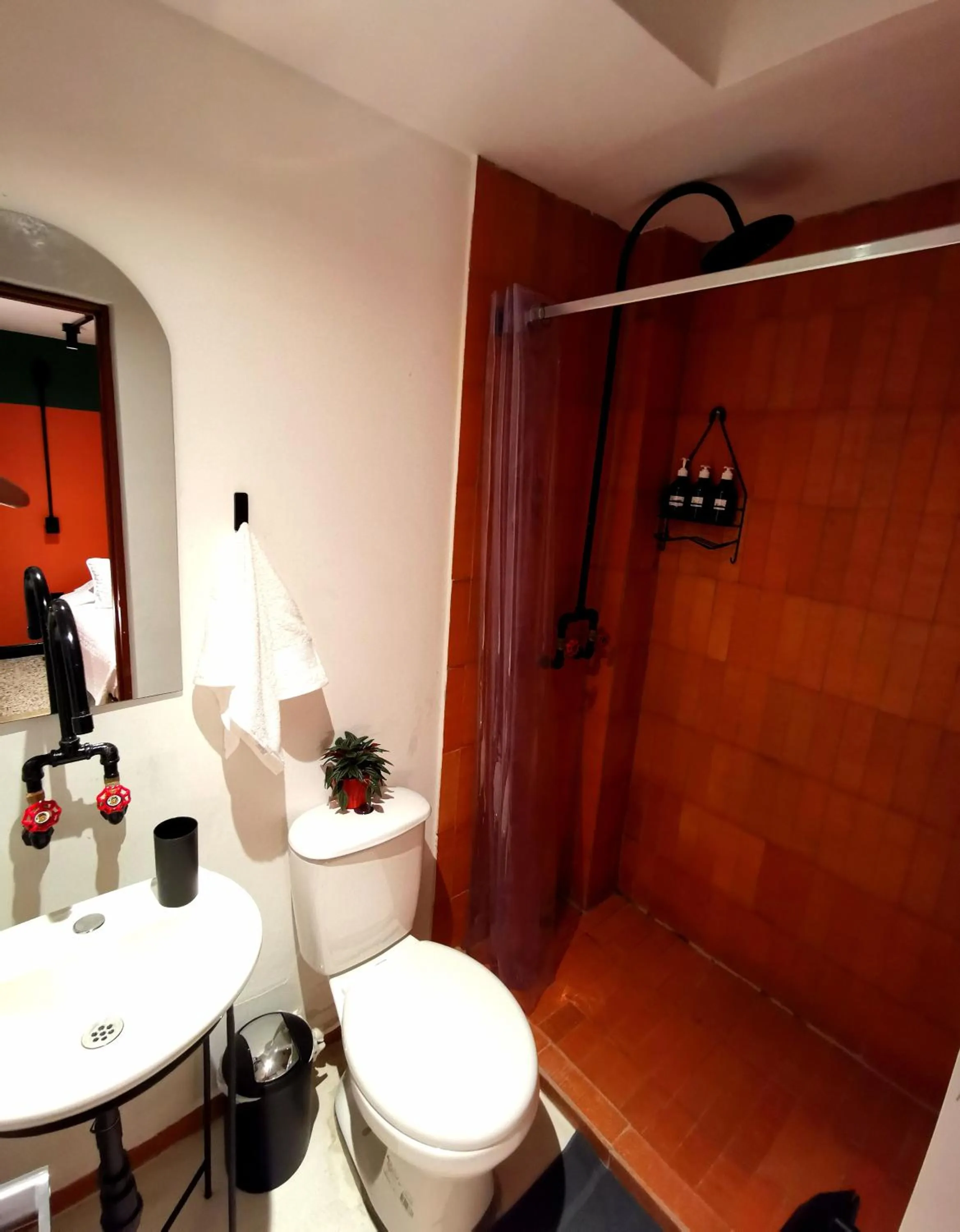 Shower in La Bonita Guesthouse