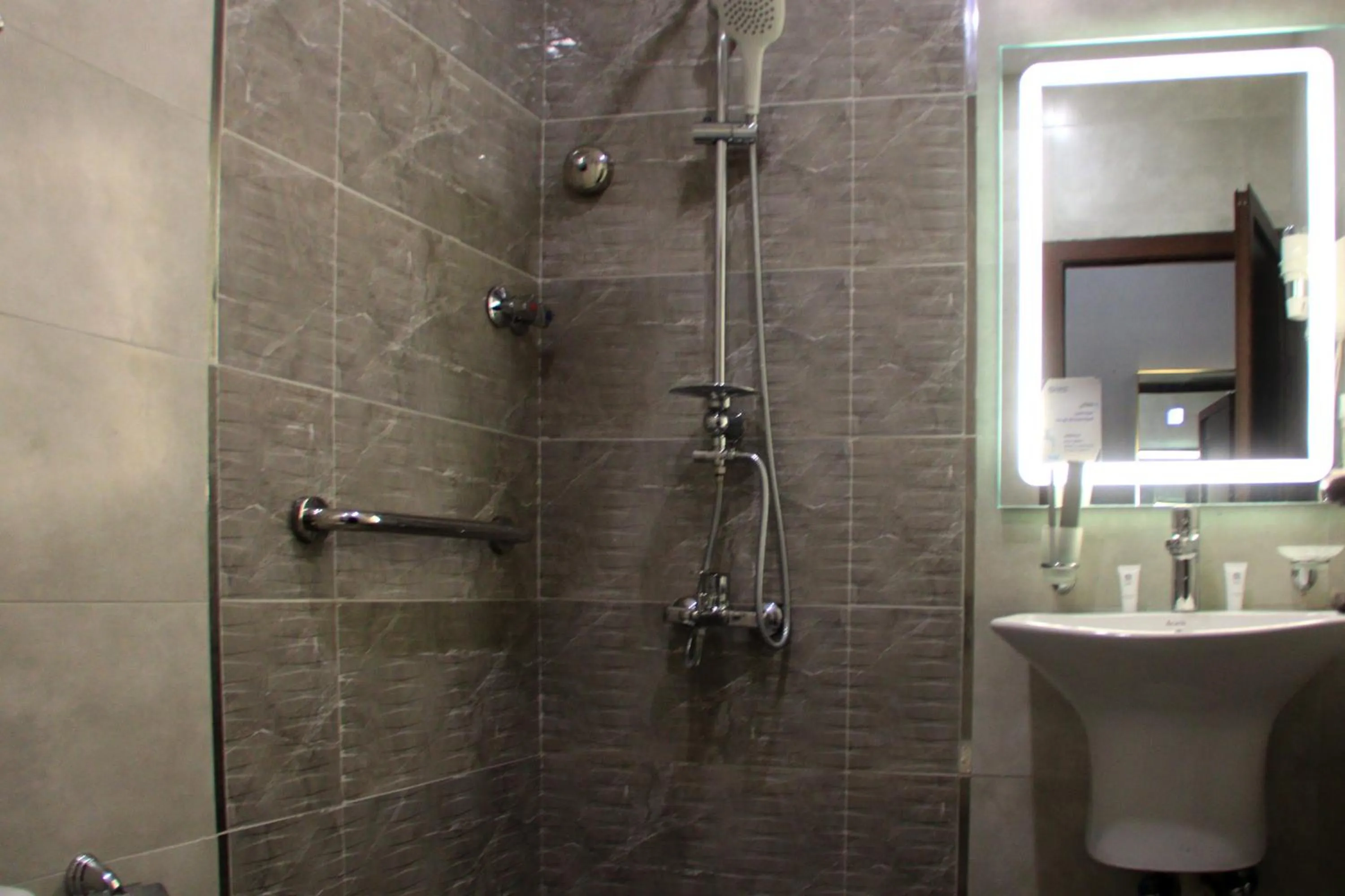 Shower in شقق سوات للشقق المخدومة 4