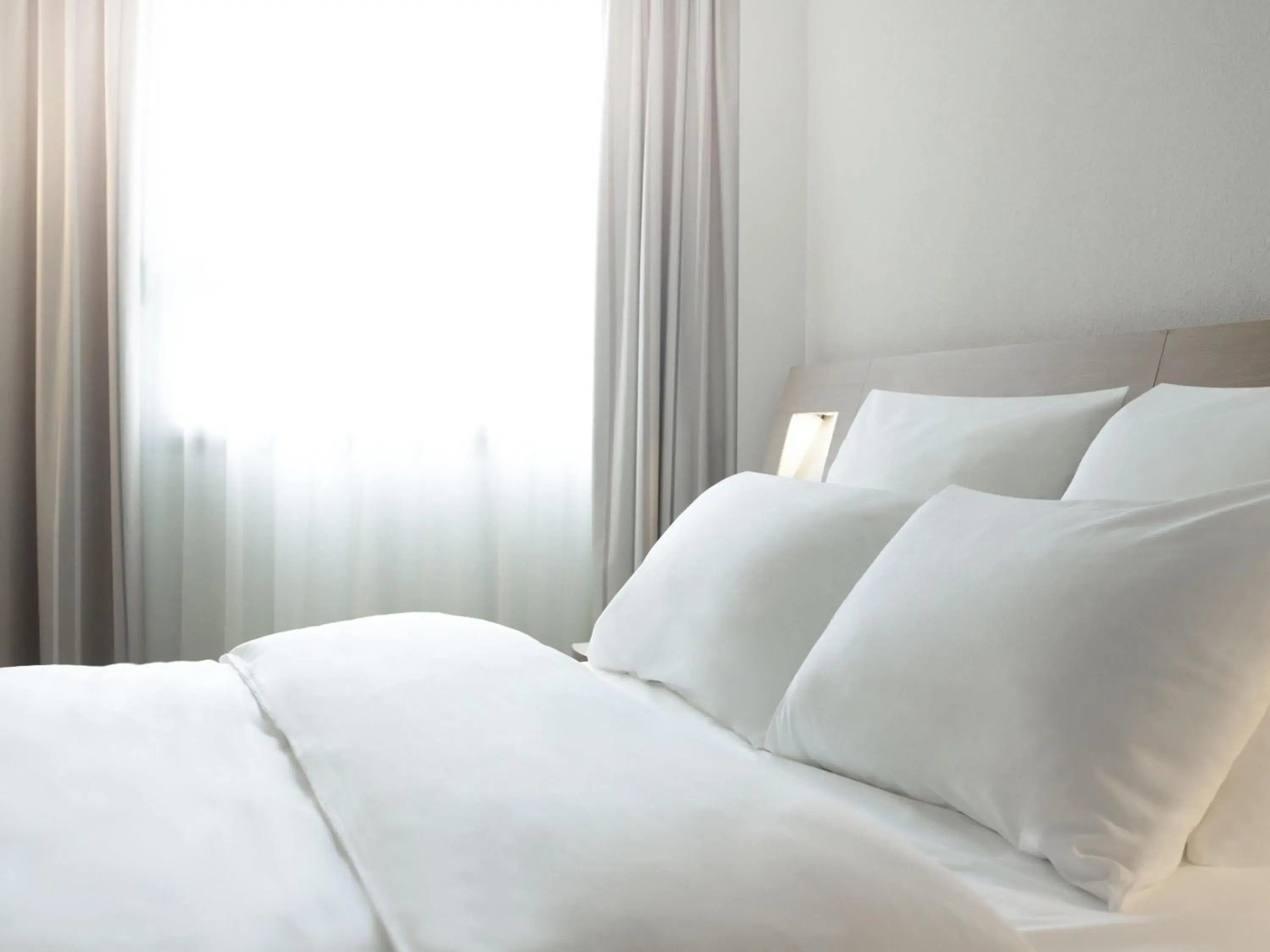 Superior Room with Queen Bed and Sofa in Novotel Wolverhampton City Centre Superior Room with Queen Bed and Sofa in Novotel Wolverhampton City Centre