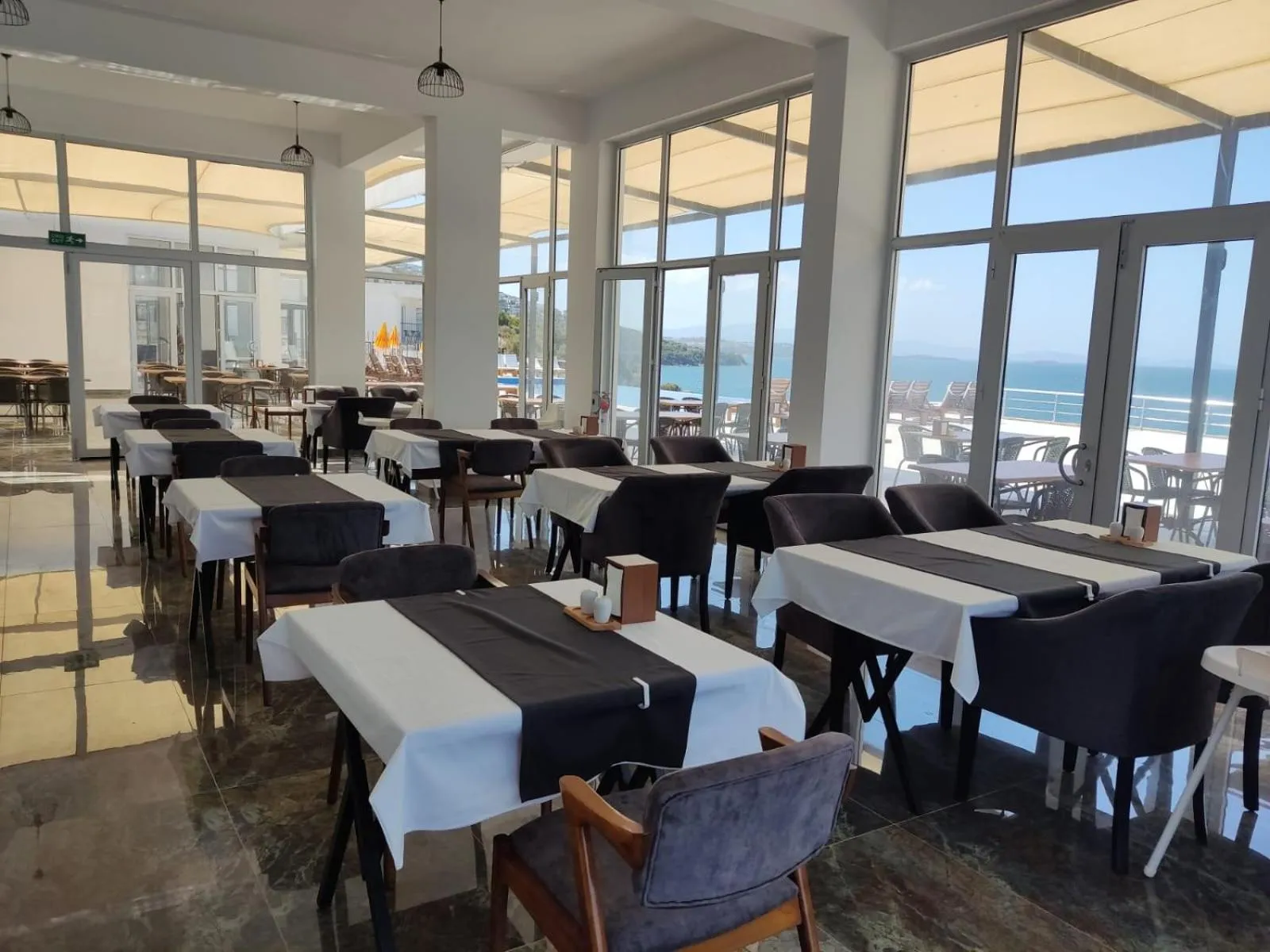 Restaurant/places to eat in Ni Marin Hotel