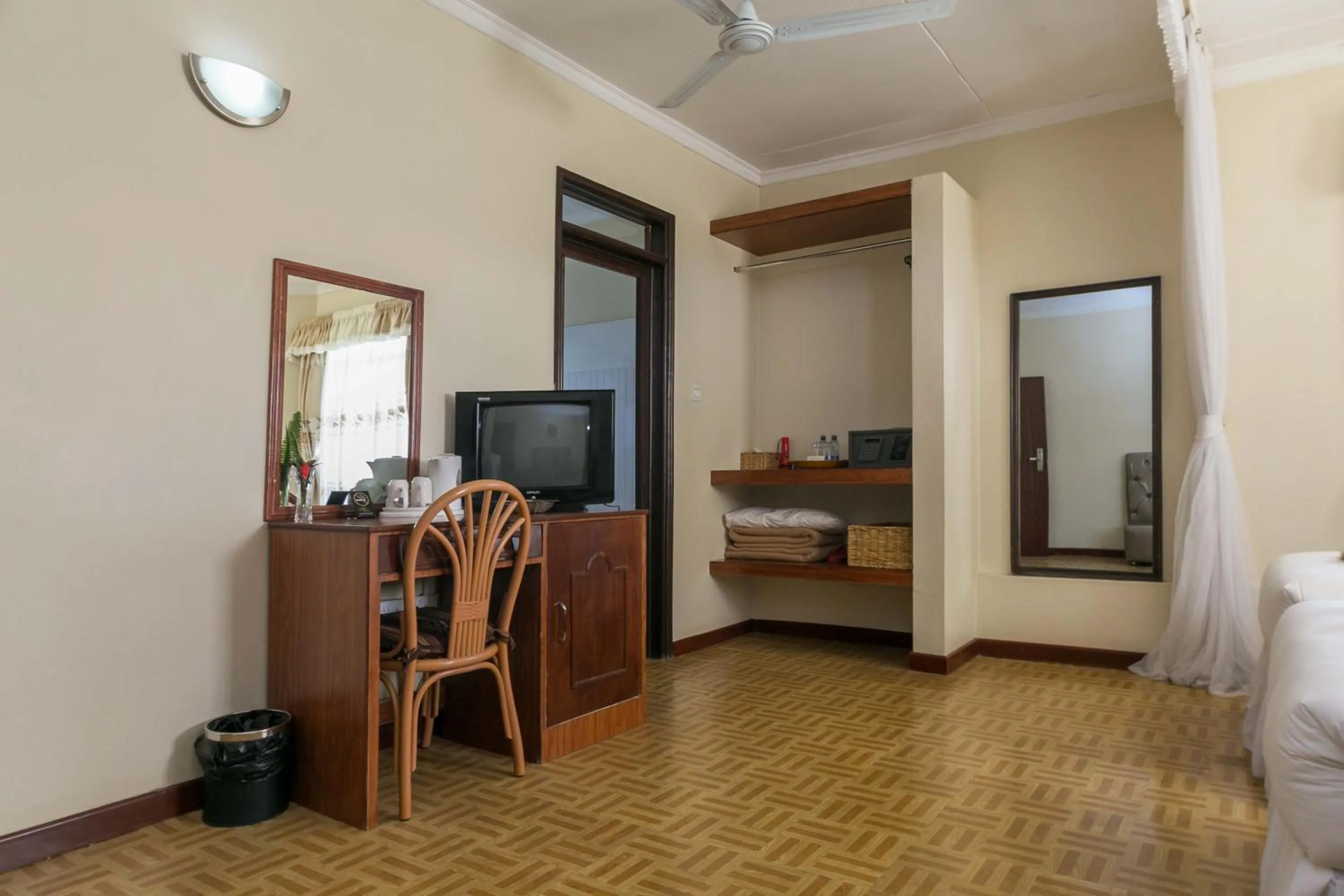 TV and multimedia, Bed in Fahari Gardens Hotel