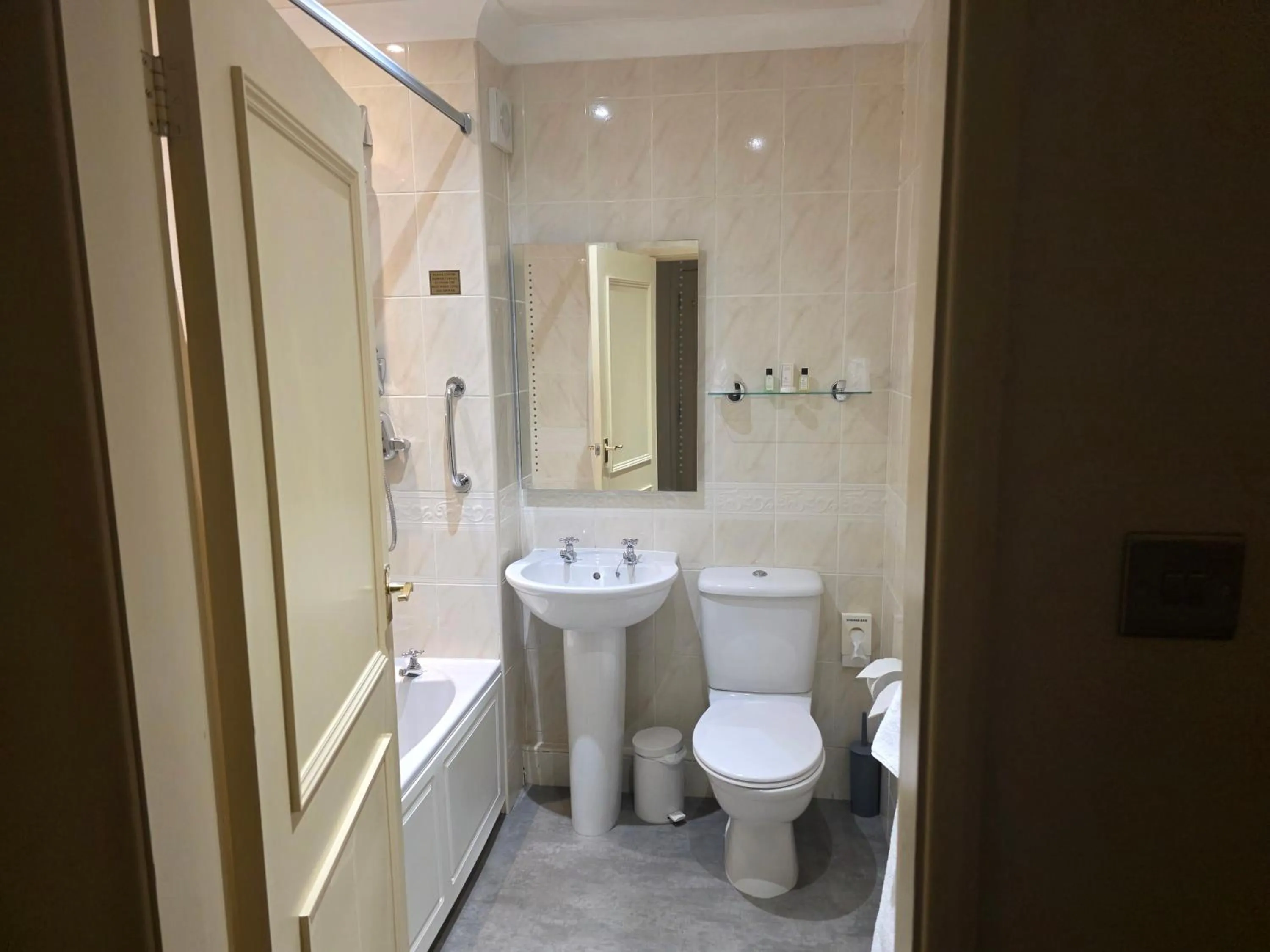 Bathroom in Oaklands Hall Hotel Grimsby