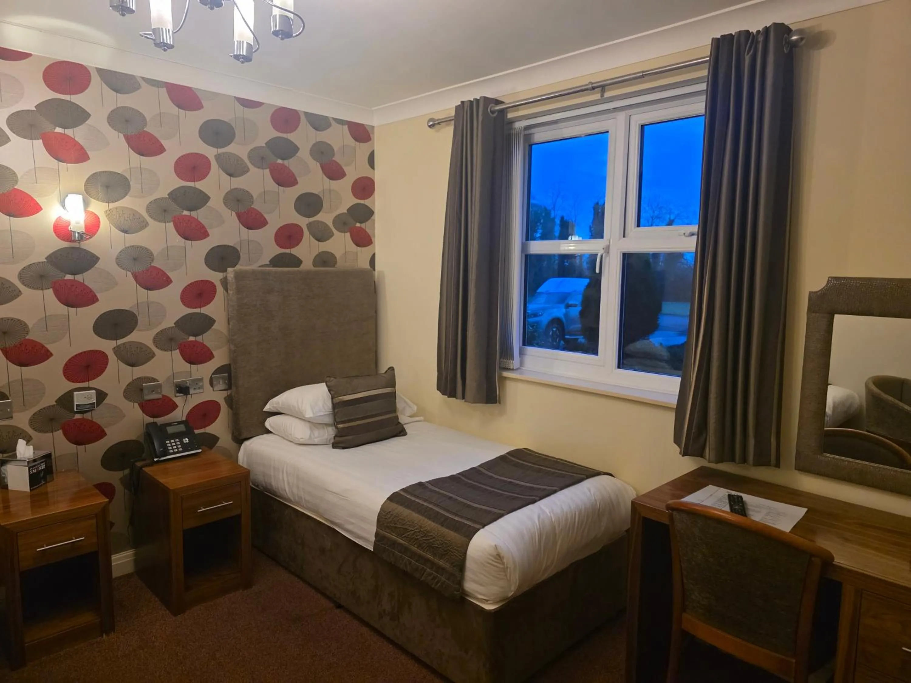 Bed in Oaklands Hall Hotel Grimsby