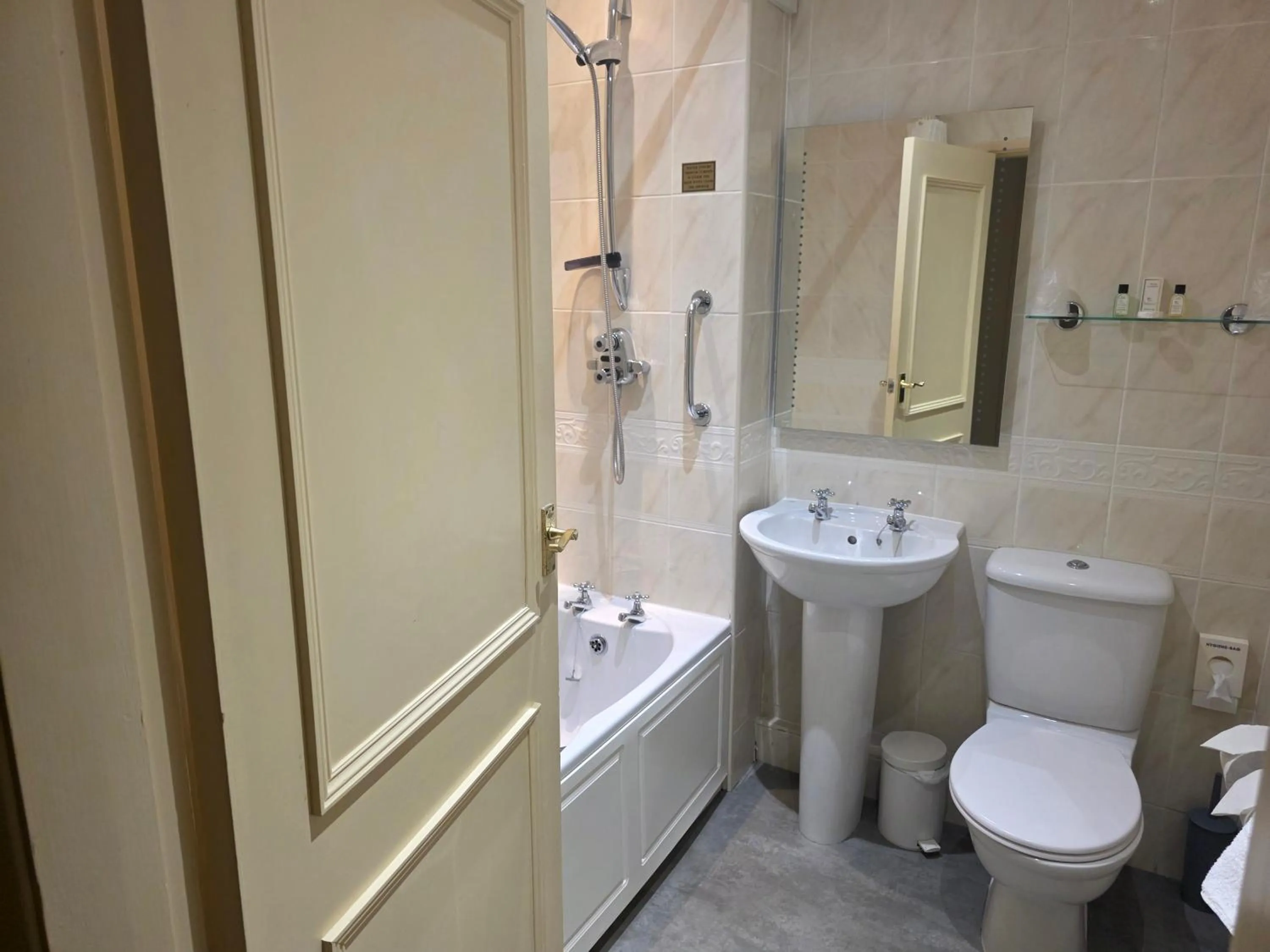 Bathroom in Oaklands Hall Hotel Grimsby