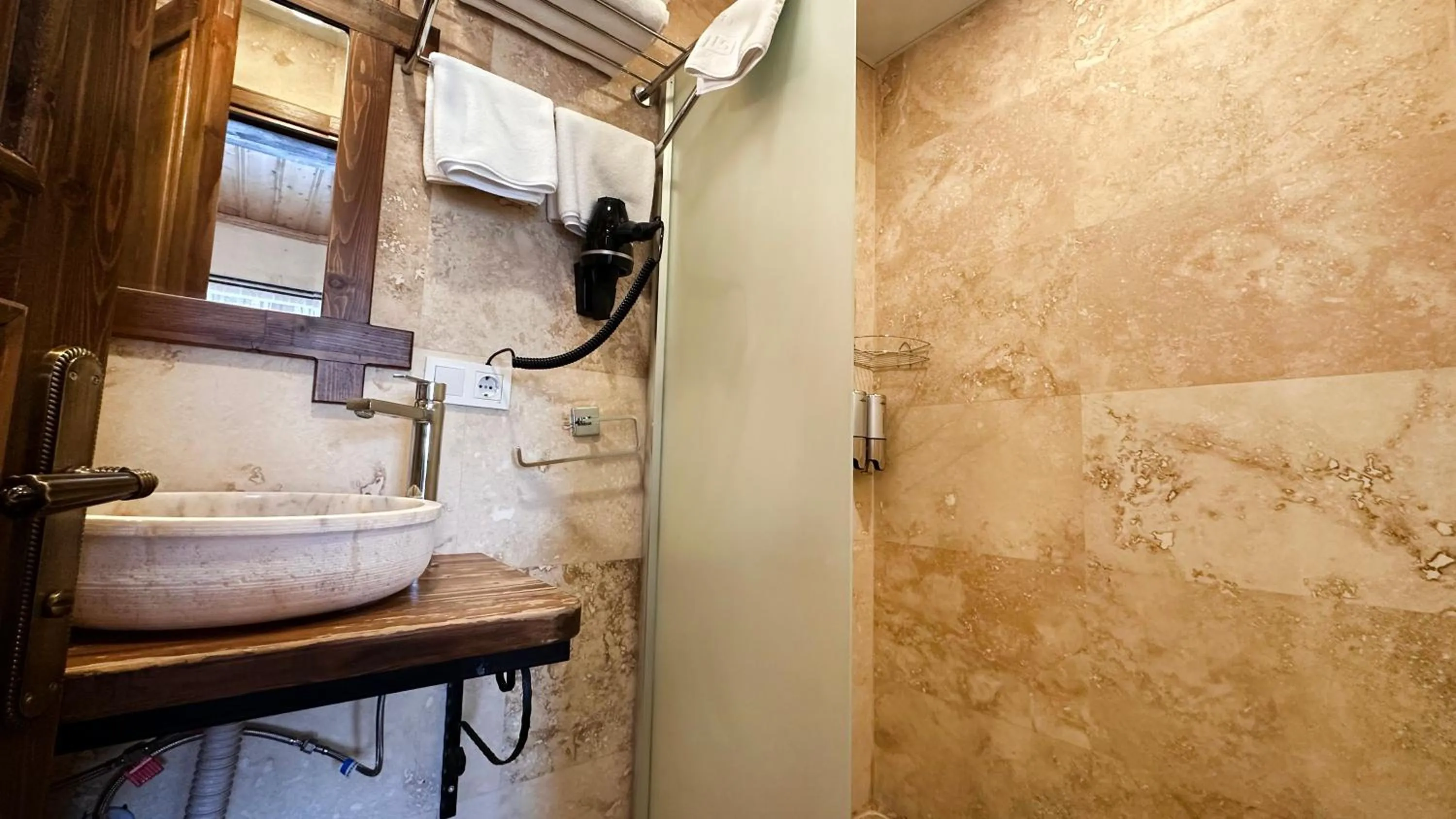 Toilet in Rocca Stone House