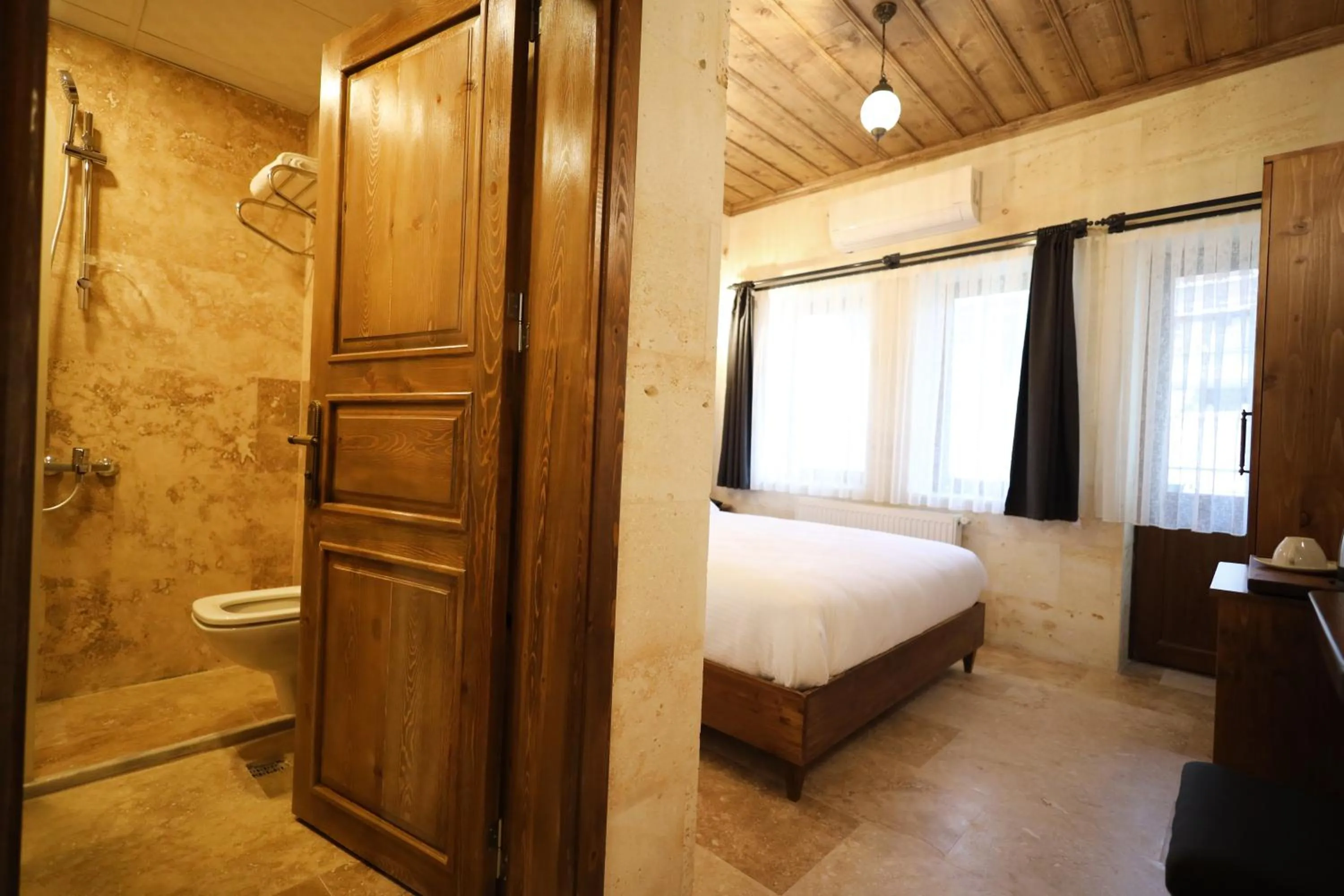 Shower, Bed in Rocca Stone House