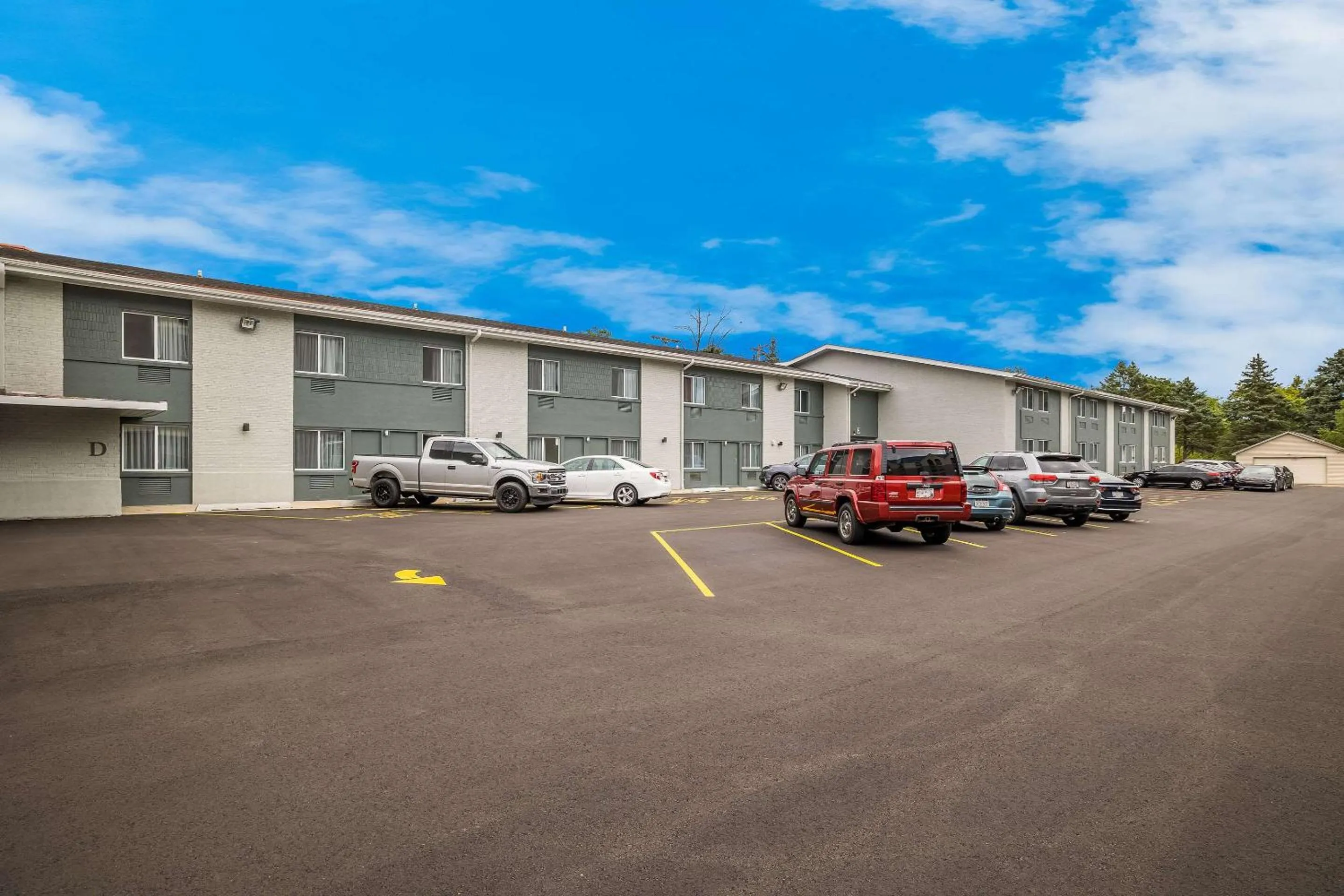 Property building in Suburban Studios Milwaukee Airport