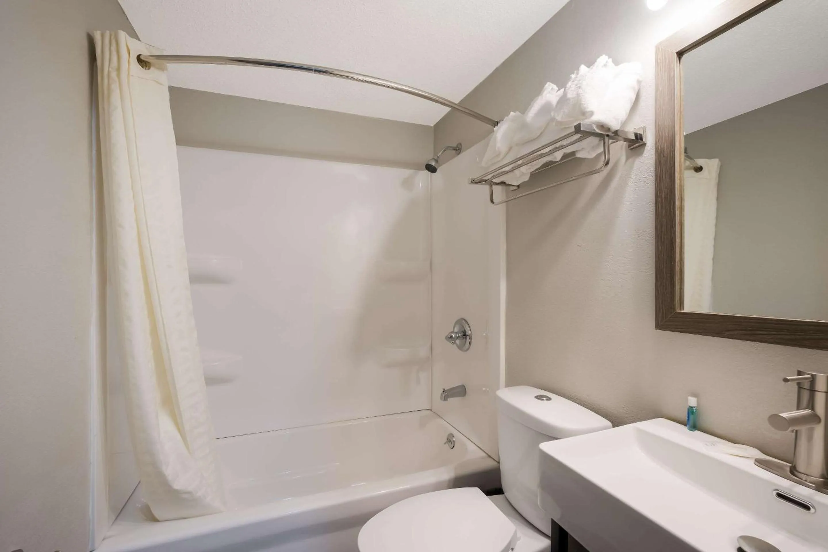 Bedroom in Suburban Studios Milwaukee Airport