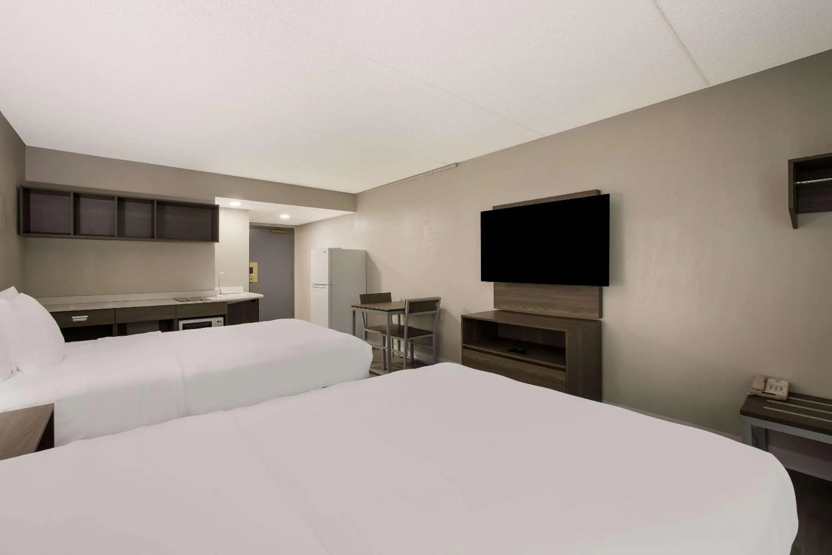 Bedroom, Bed in Suburban Studios Milwaukee Airport