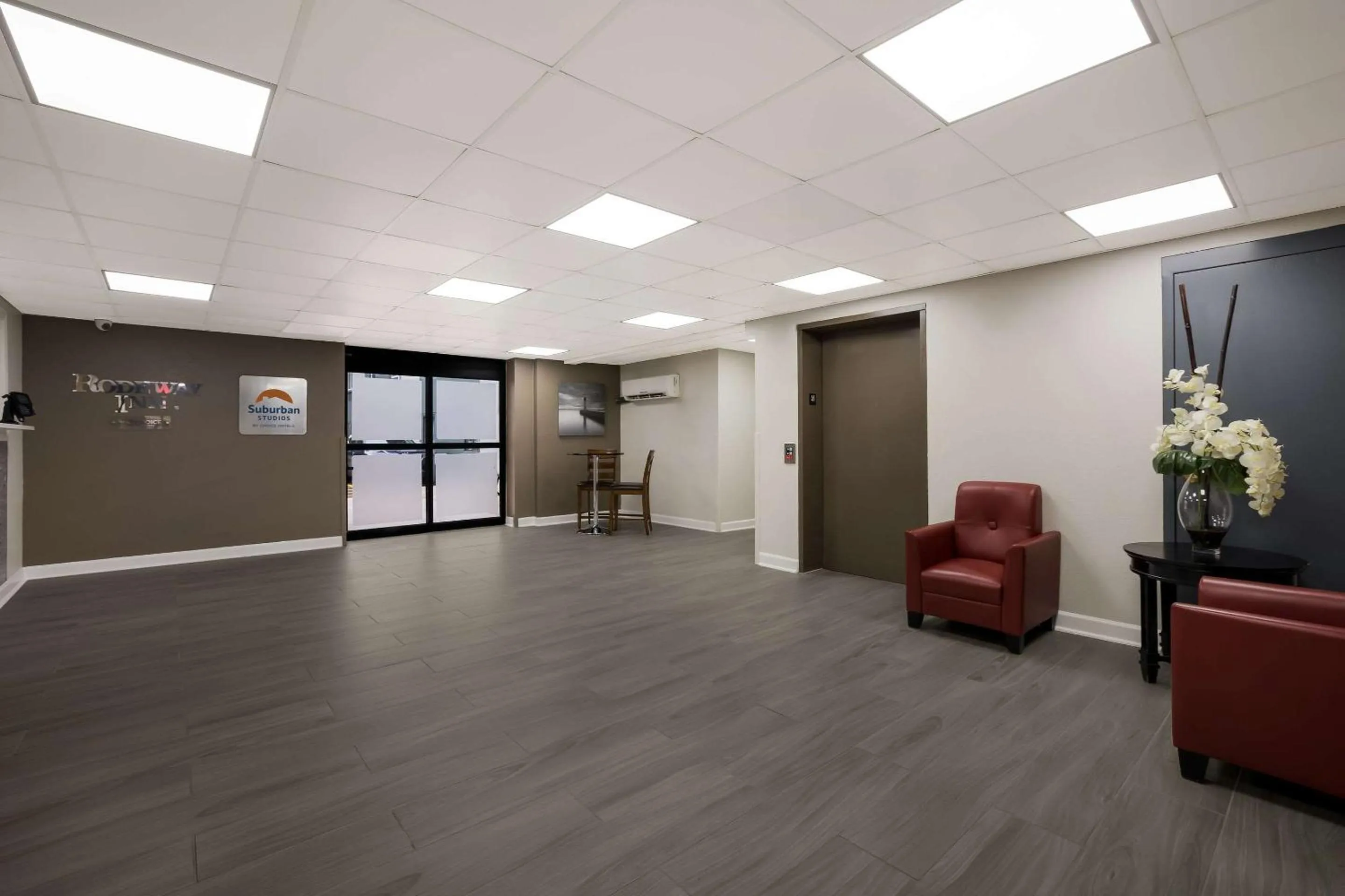 Lobby or reception in Suburban Studios Milwaukee Airport