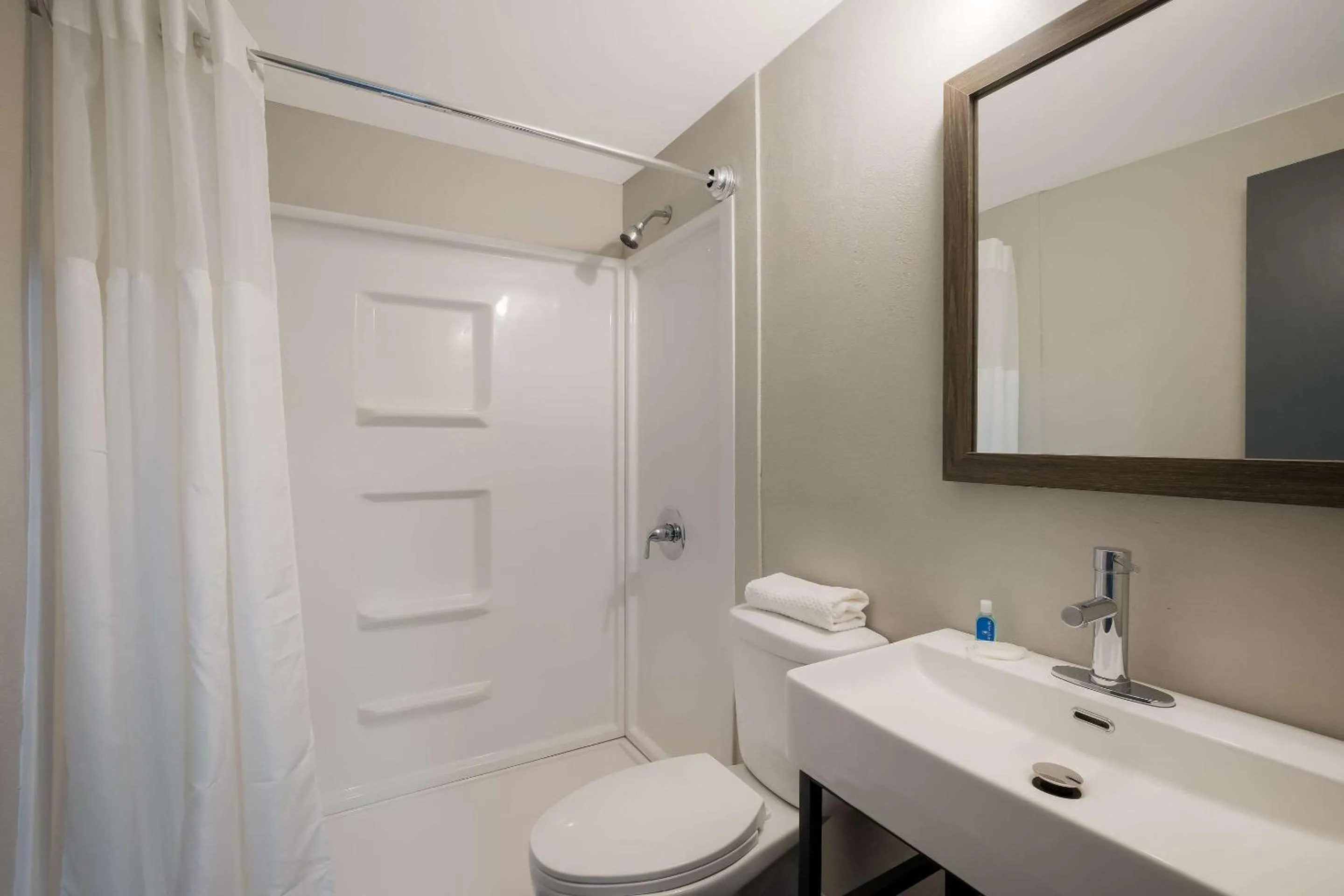 Bedroom in Suburban Studios Milwaukee Airport