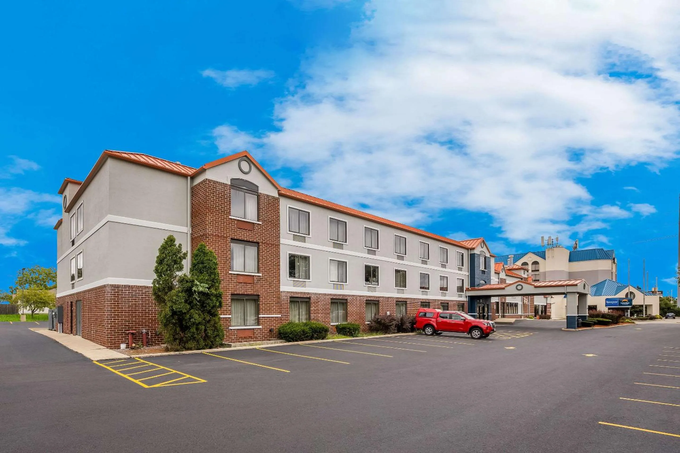 Property building in Suburban Studios Milwaukee Airport