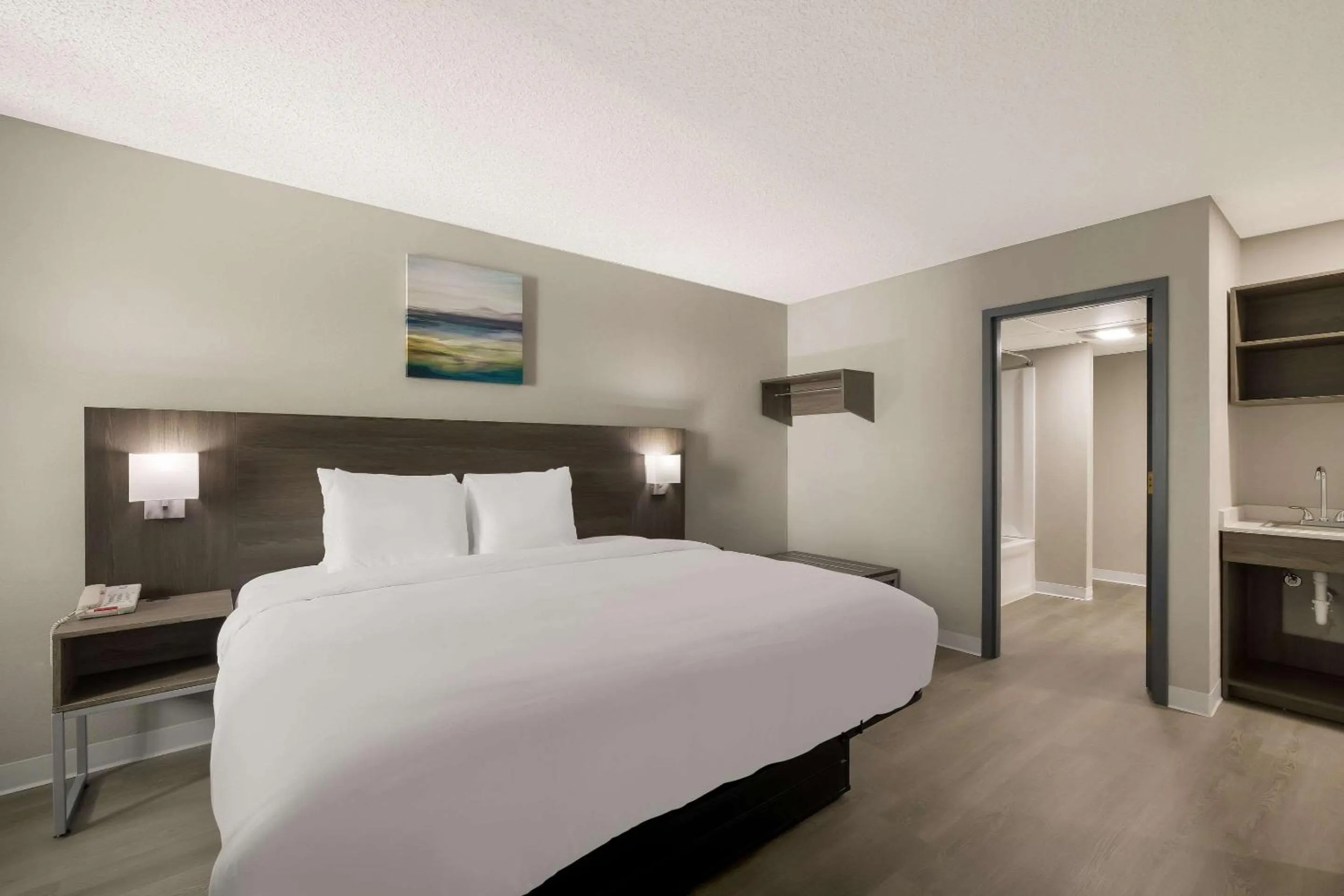 Bedroom, Bed in Suburban Studios Milwaukee Airport