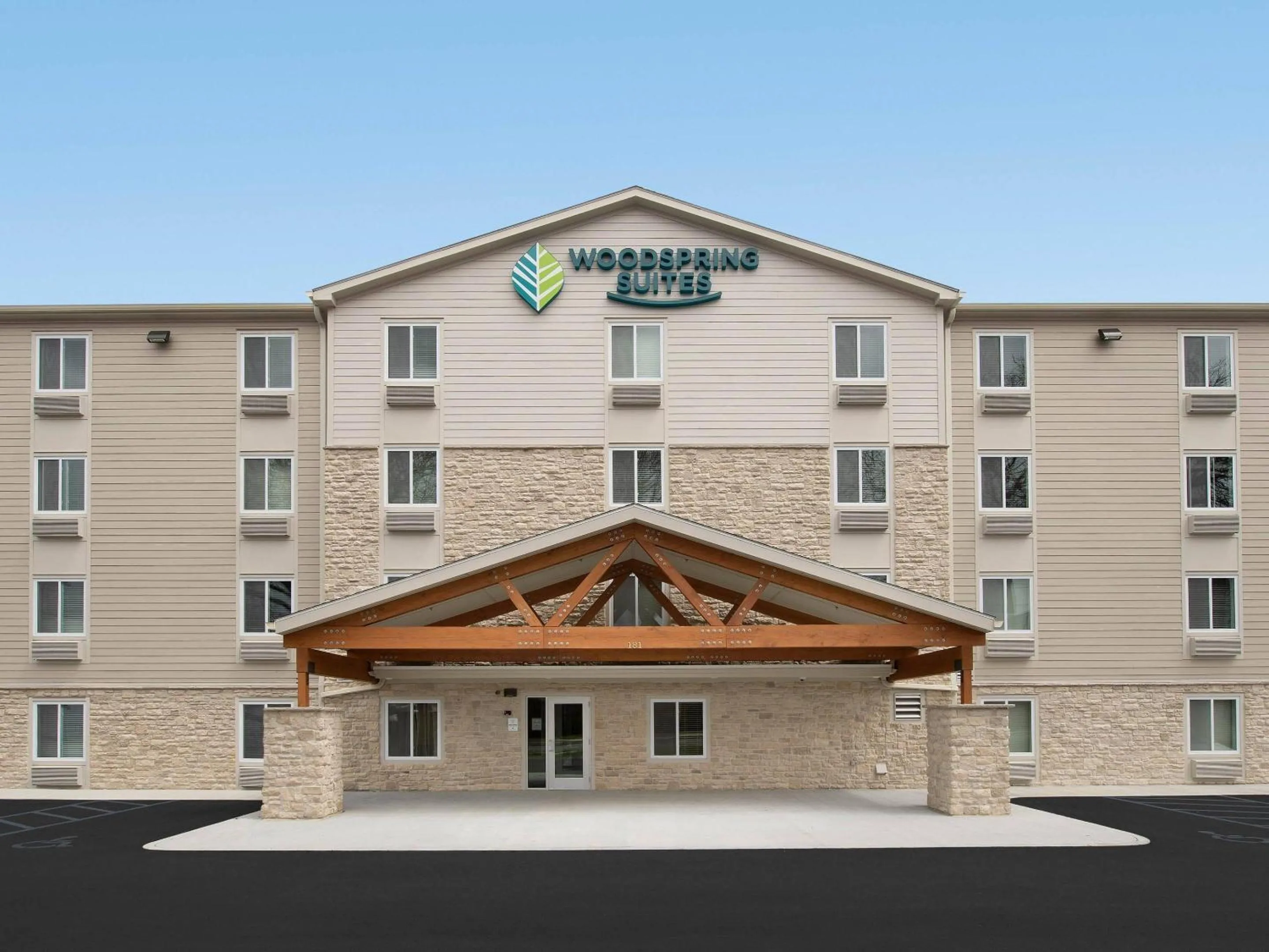 Property building in WoodSpring Suites Orlando East UCF