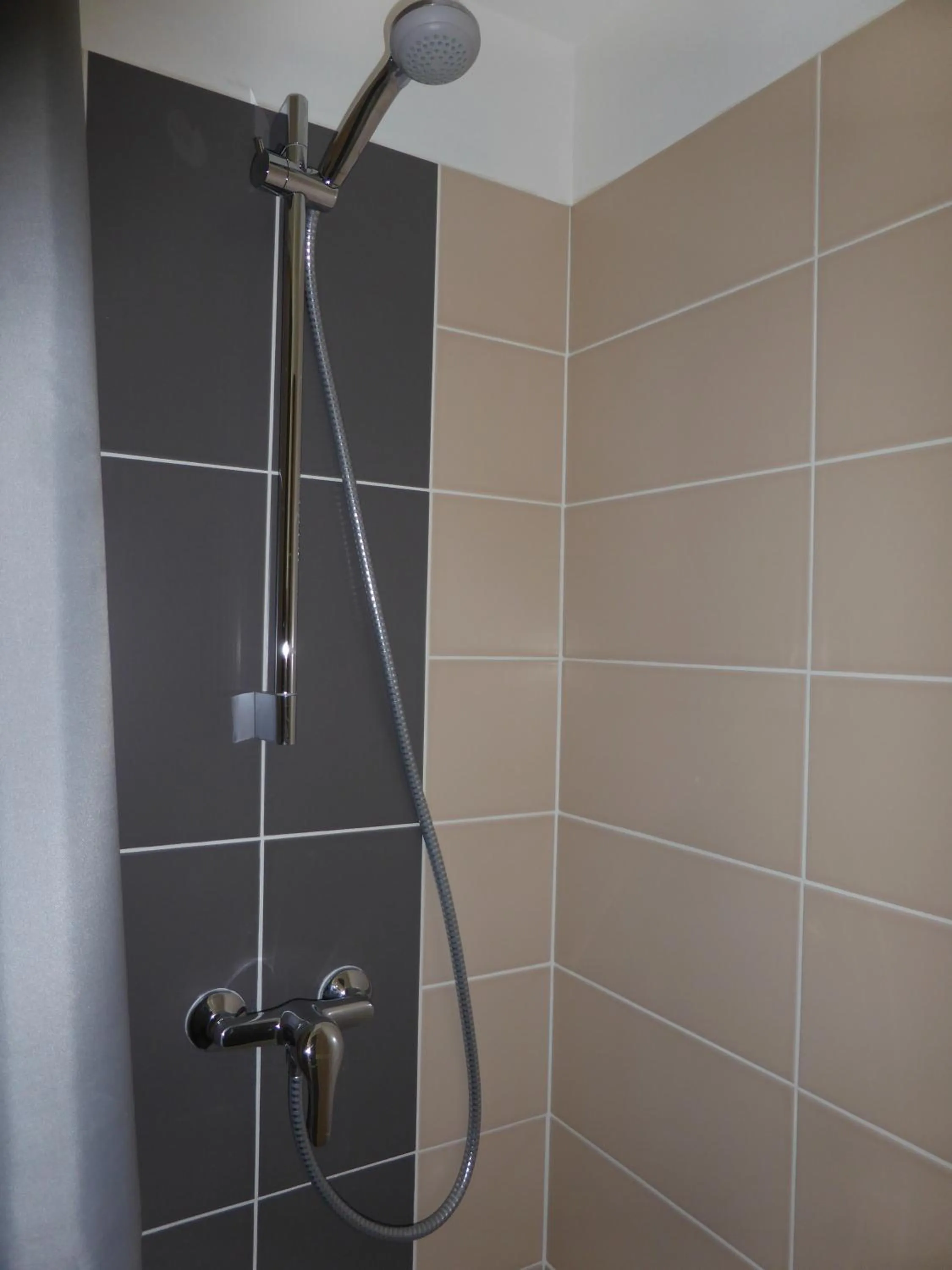 Shower in Le Bannier Hotel Restaurant